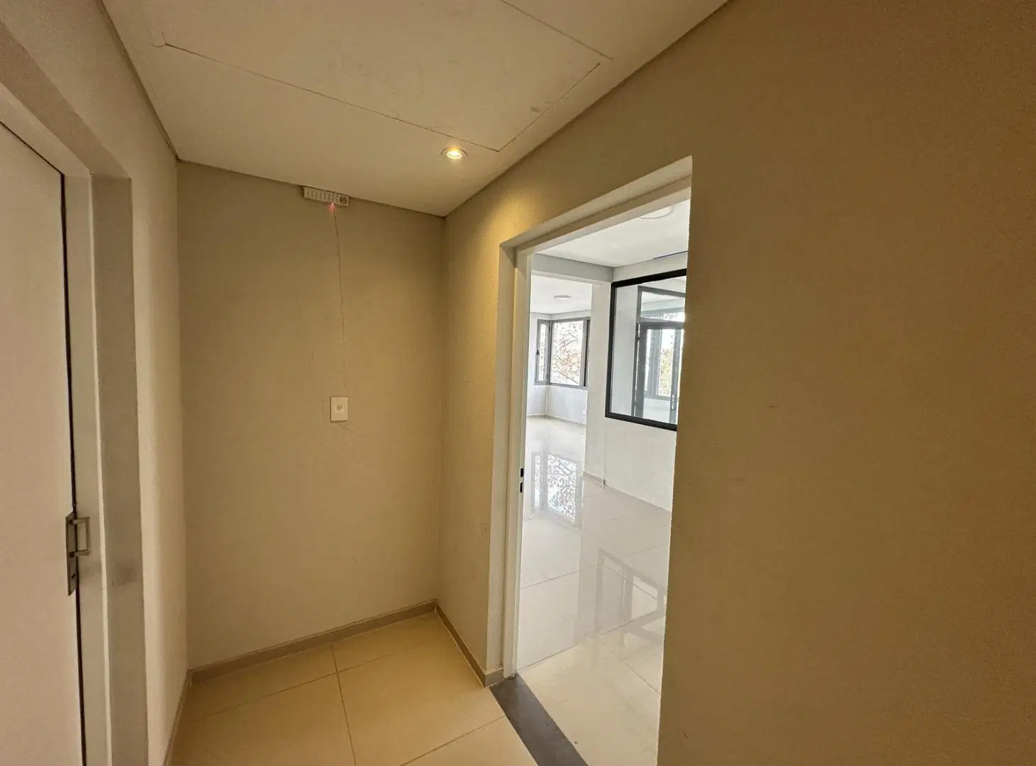 Amplia Oficina en Alquiler. De 2 ambientes, baño y cocina. Torre Italia. Pleno Centro Campana 4