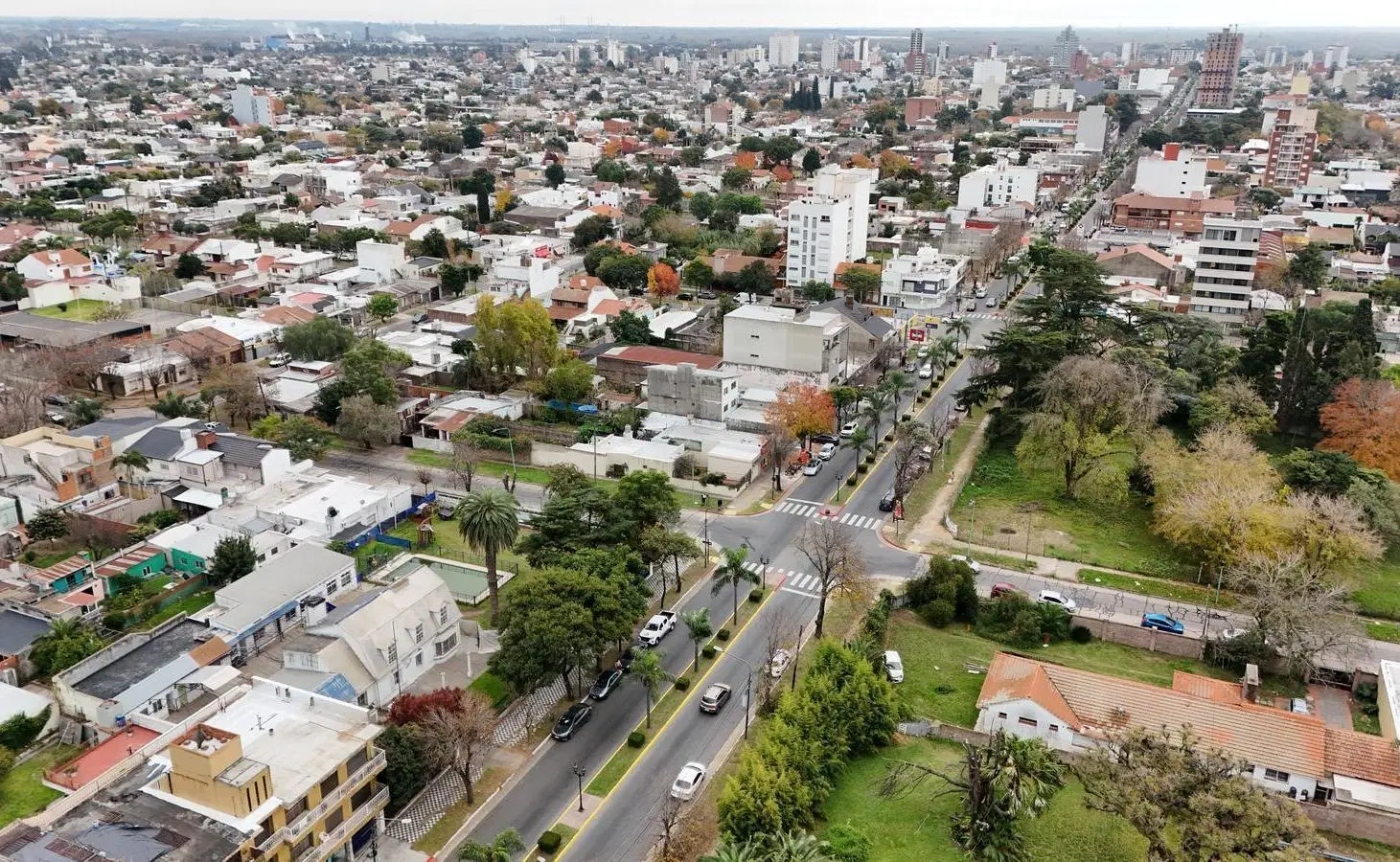 Gran propiedad en Venta de 1710 m2. Pileta, gran parque. Ideal inversión. Av. Varela, Centro Campana 4