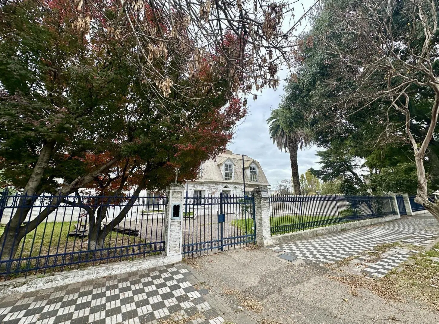 Gran propiedad en Venta de 1710 m2. Pileta, gran parque. Ideal inversión. Av. Varela, Centro Campana 2