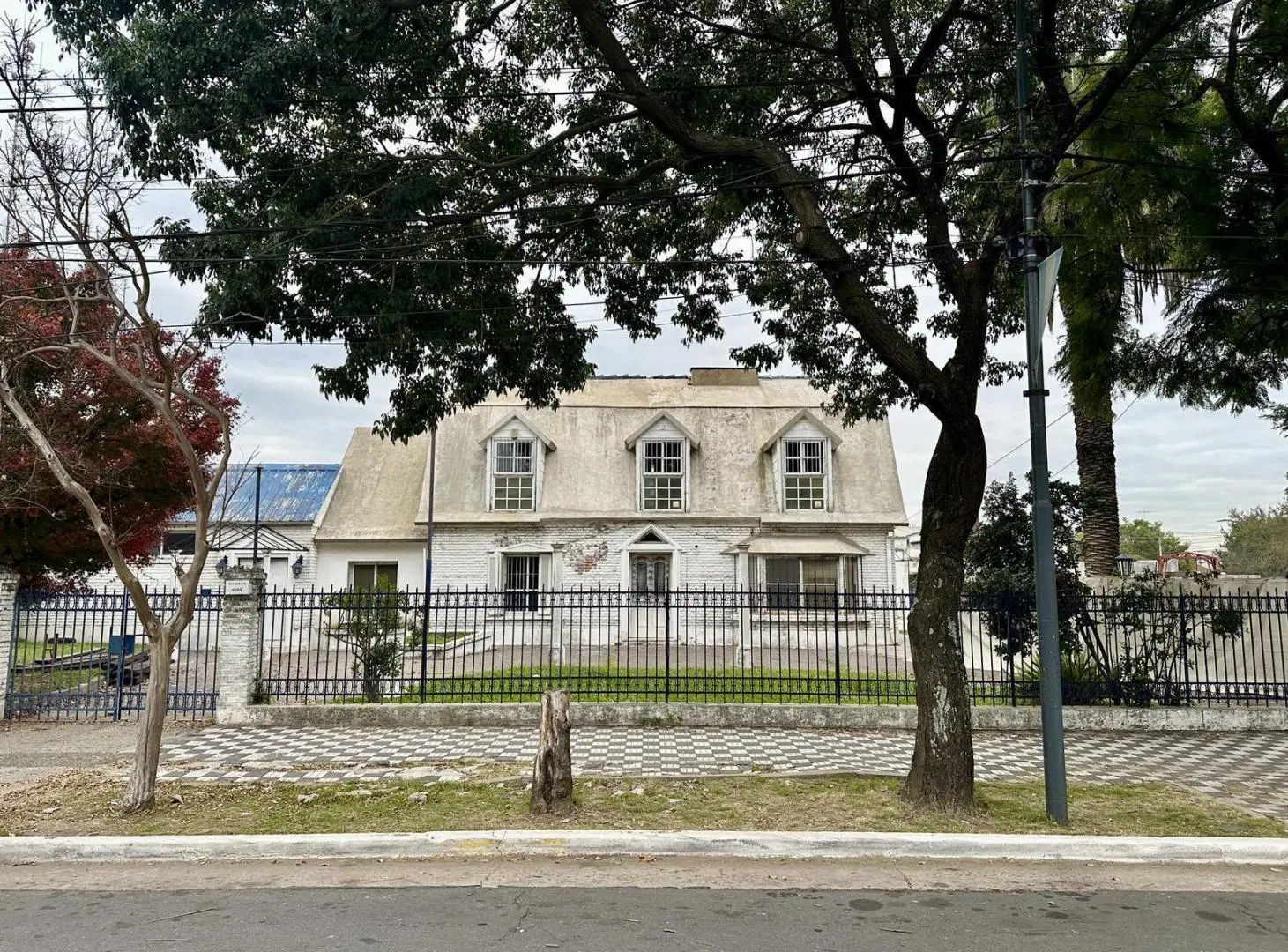 Gran propiedad en Venta de 1710 m2. Pileta, gran parque. Ideal inversión. Av. Varela, Centro Campana 3