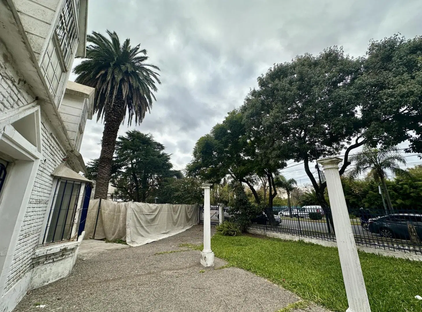 Gran propiedad en Venta de 1710 m2. Pileta, gran parque. Ideal inversión. Av. Varela, Centro Campana 3