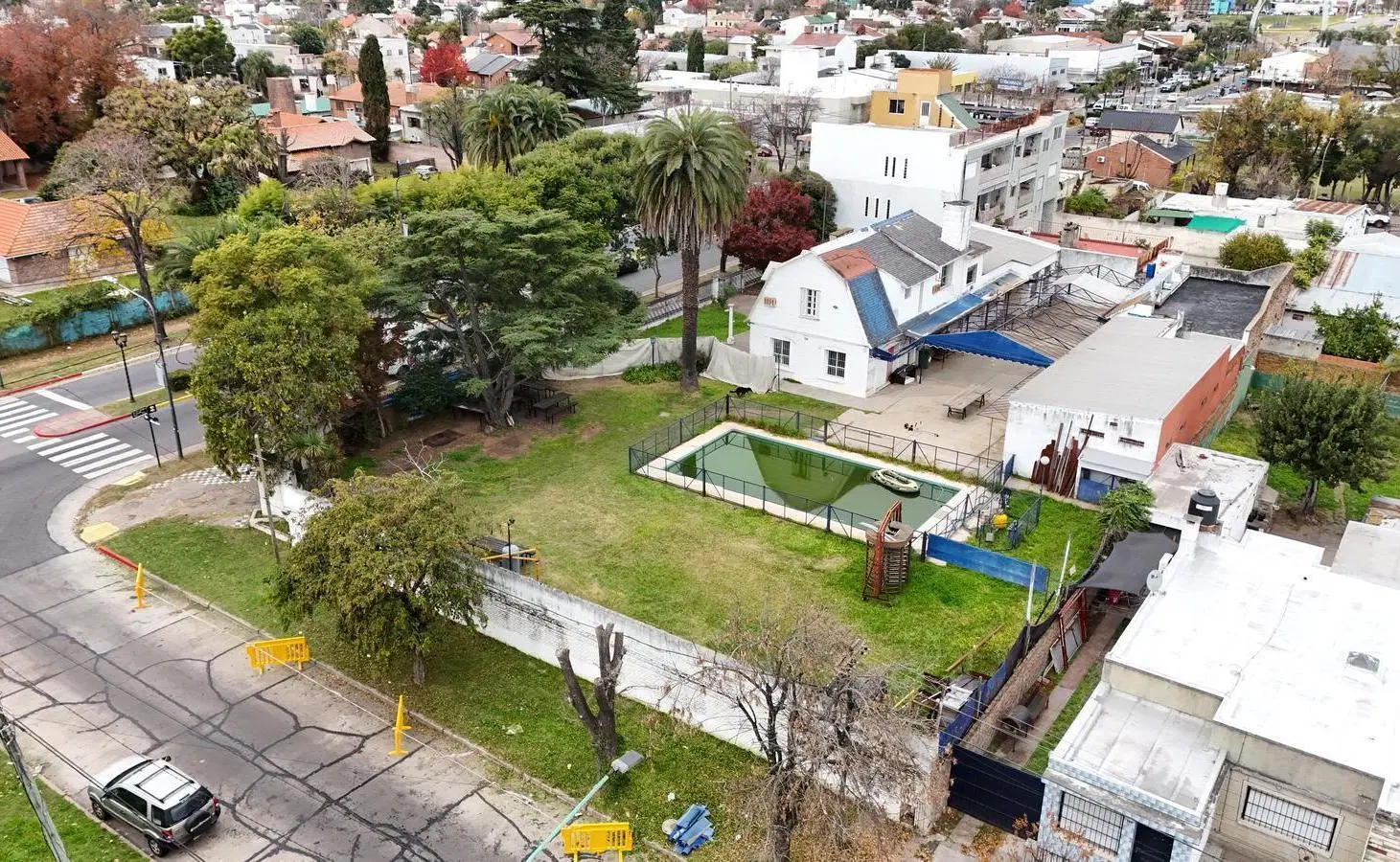 Gran propiedad en Venta de 1710 m2. Pileta, gran parque. Ideal inversión. Av. Varela, Centro Campana 5