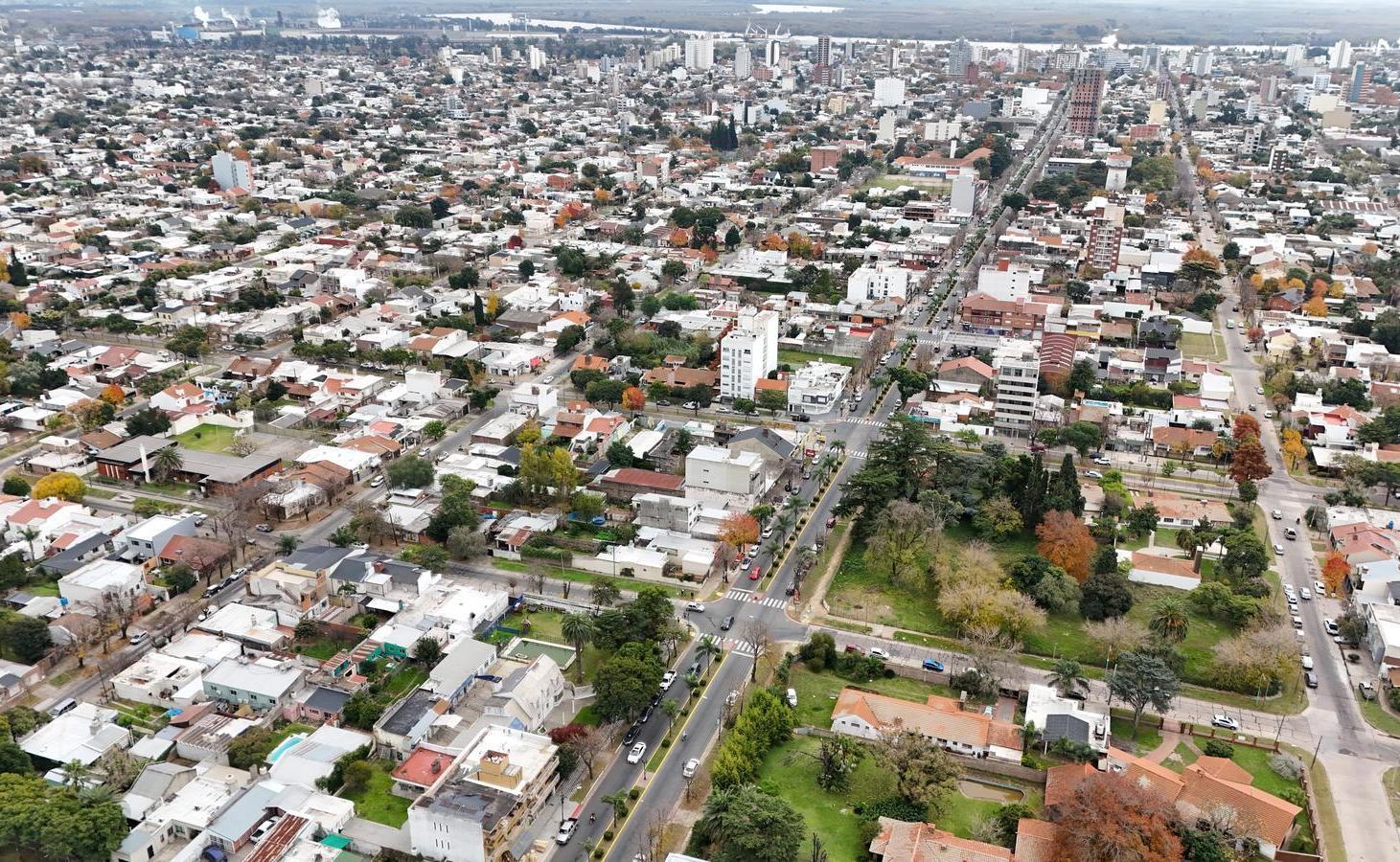 Gran propiedad en Venta de 1710 m2. Pileta, gran parque. Ideal inversión. Av. Varela, Centro Campana