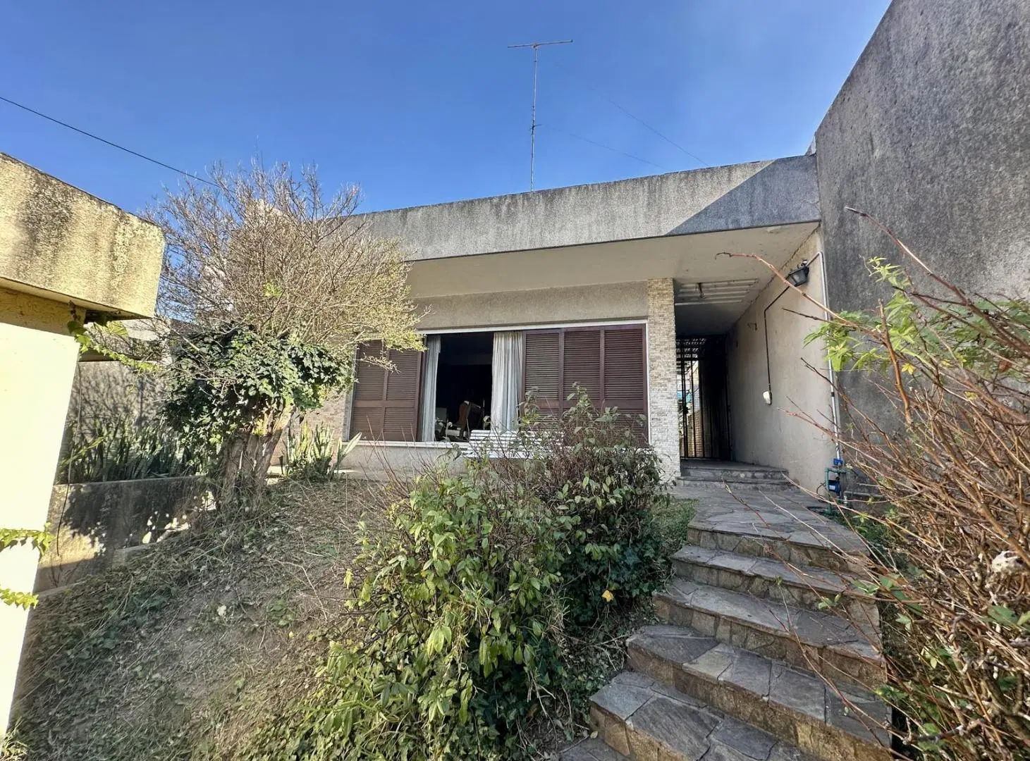 Gran casa en Venta de 7 ambientes, patio y terraza. Estudio/local al frente. Pleno Centro Zarate 5
