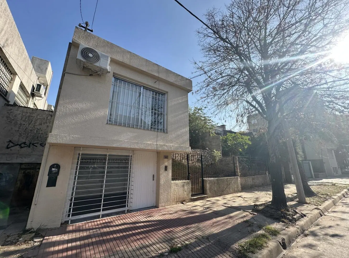 Gran casa en Venta de 7 ambientes, patio y terraza. Estudio/local al frente. Pleno Centro Zarate 4