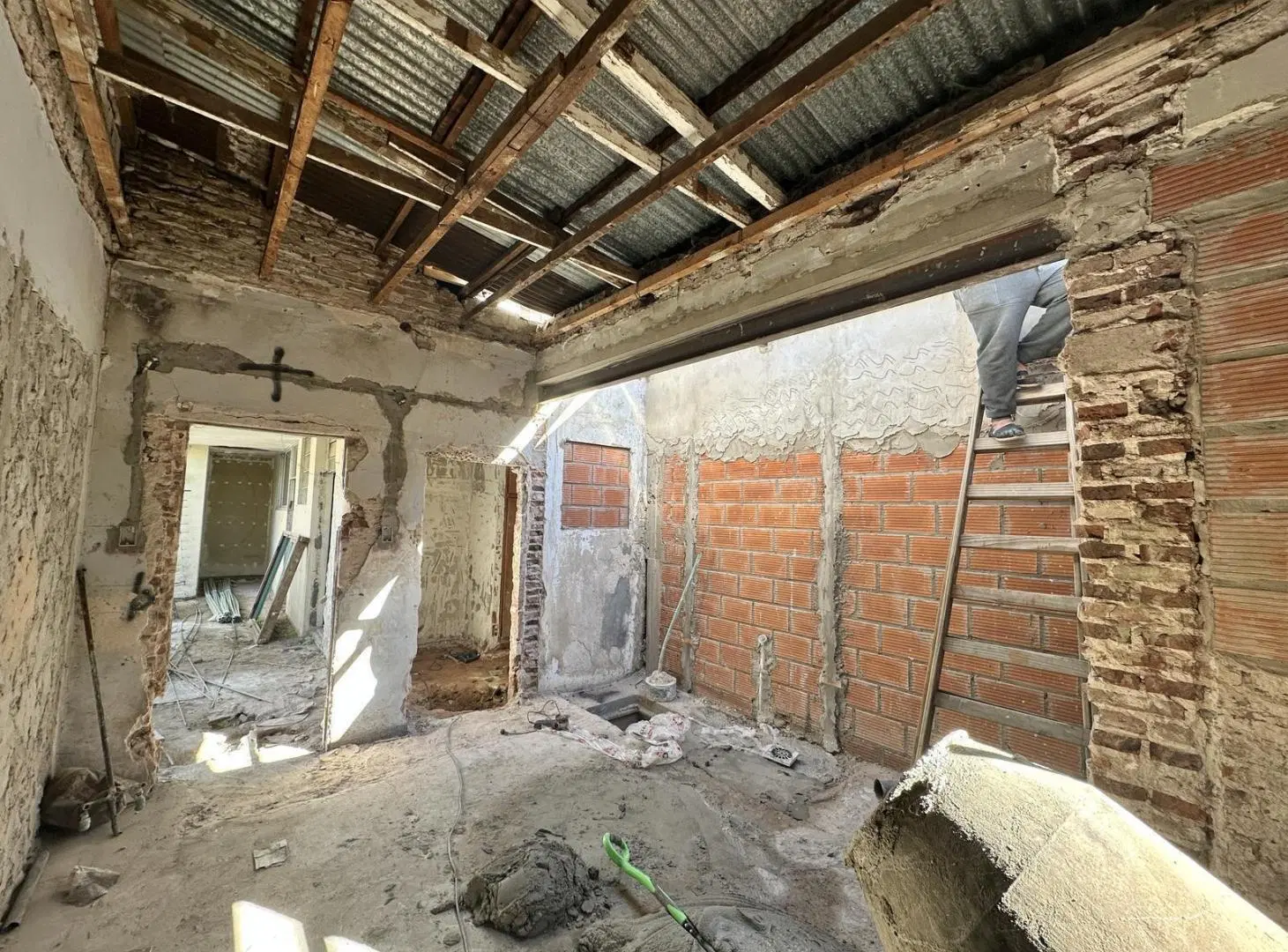 Casa en Venta con proyecto de contrucción. A estrenar. 2 dorm. Patio. Cochera. Pleno Centro Campana 4