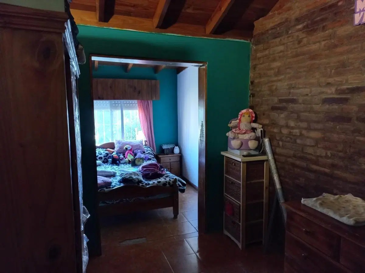 Casa en Venta en barrio Malvinas. 2 Dormitorios. Patio con parque y Cochera. Campana 5