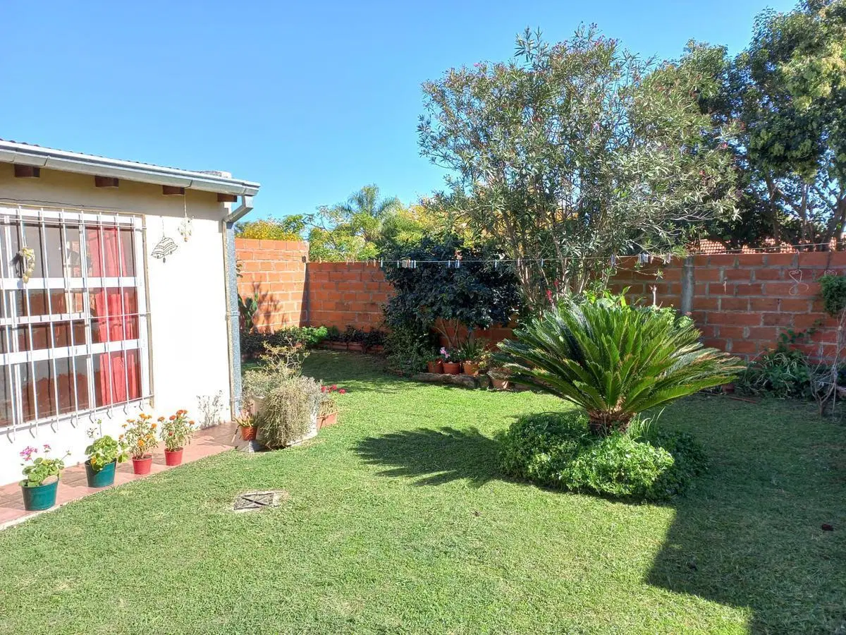 Casa en Venta en barrio Malvinas. 2 Dormitorios. Patio con parque y Cochera. Campana 3