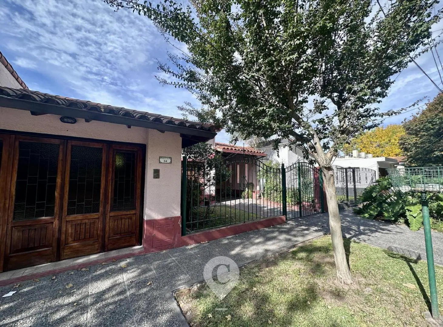 Casa en Venta de 3 dorm. Patio con parque y cochera. Campana 3