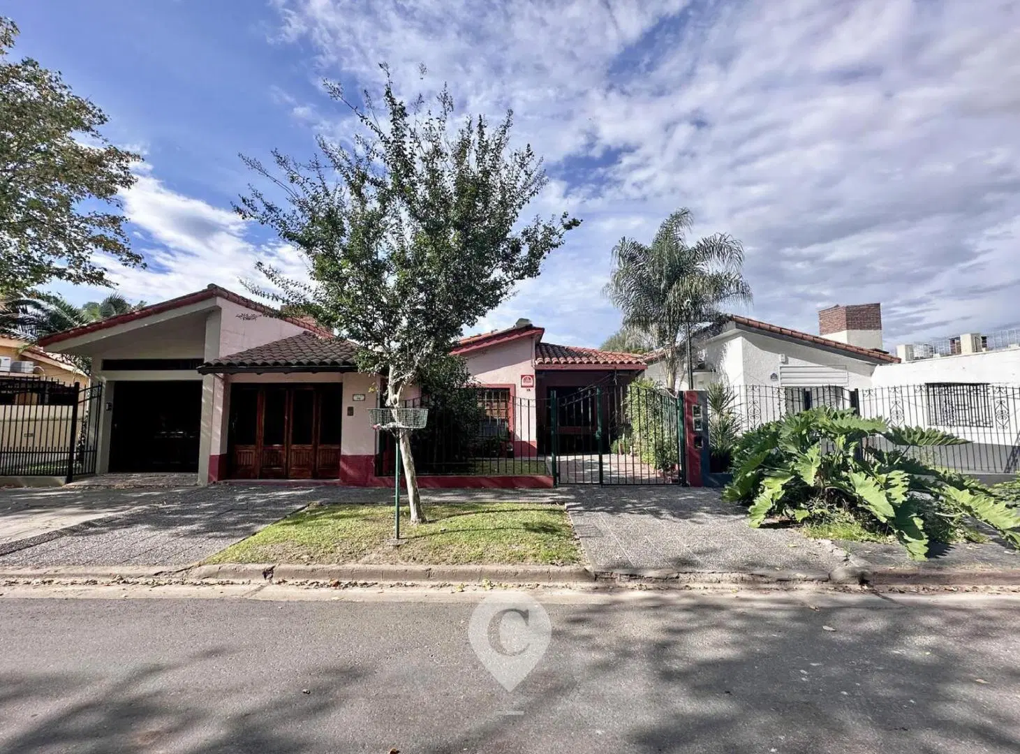 Casa en Venta de 3 dorm. Patio con parque y cochera. Campana 5