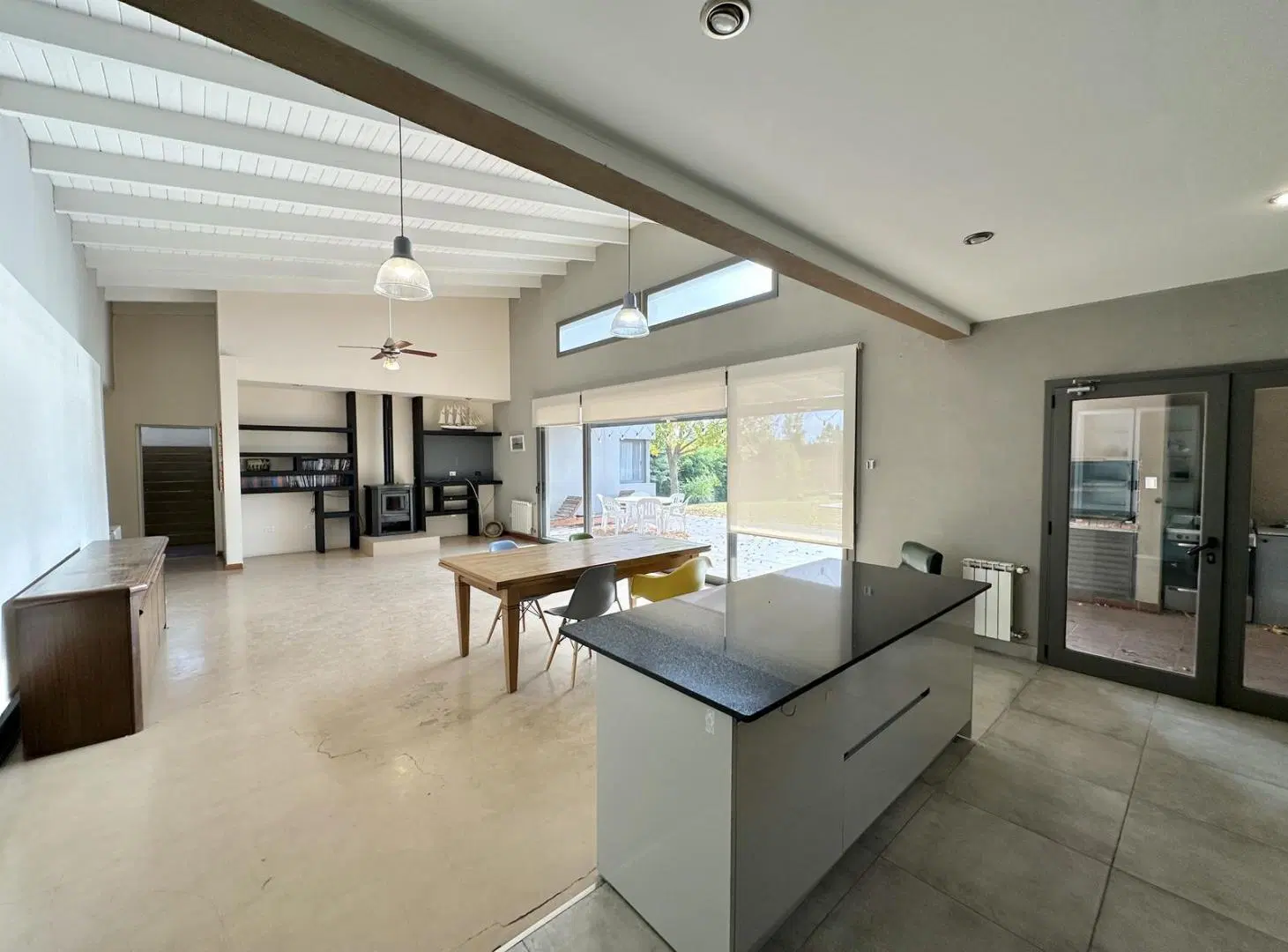 Gran casa de categoría en Venta en barrio Chacras de la Reserva. De 6 ambientes. Piscina 4