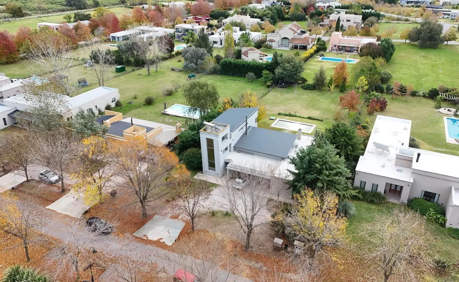 Gran casa de categoría en Venta en barrio Chacras de la Reserva. De 6 ambientes. Piscina 2