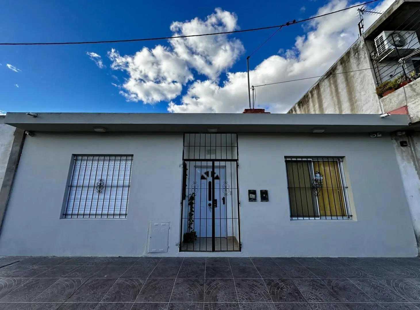 Propiedad Polifuncional de Diseño Lineal: Ideal Vivienda o Inversión como Hostel. 3