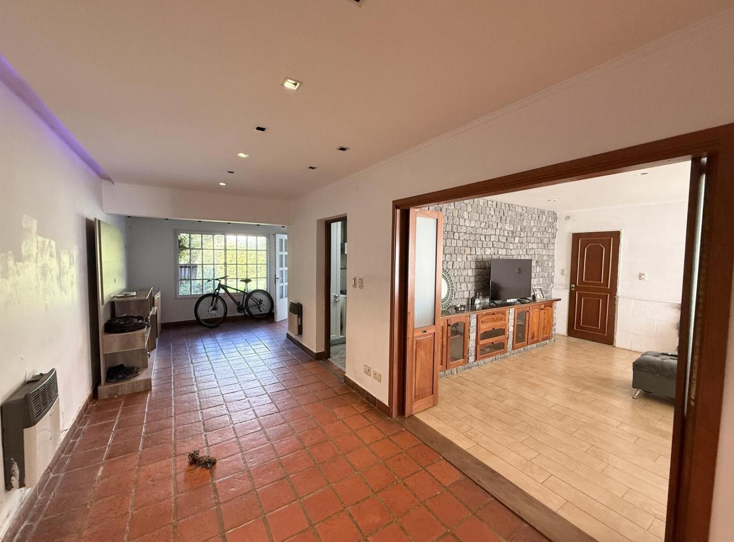 Foto de Casa en venta de 5 dormitorios, patio con parrilla y lavadero. Cochera, imagen 3