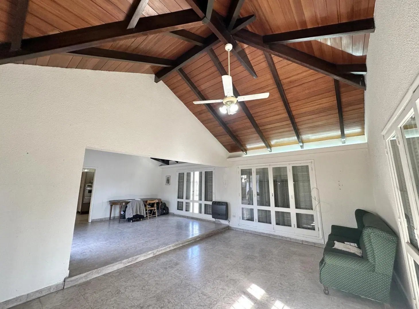 Casa en venta de 4 dormitorios, patio con terraza. Cochera. Pleno centro Campana 1