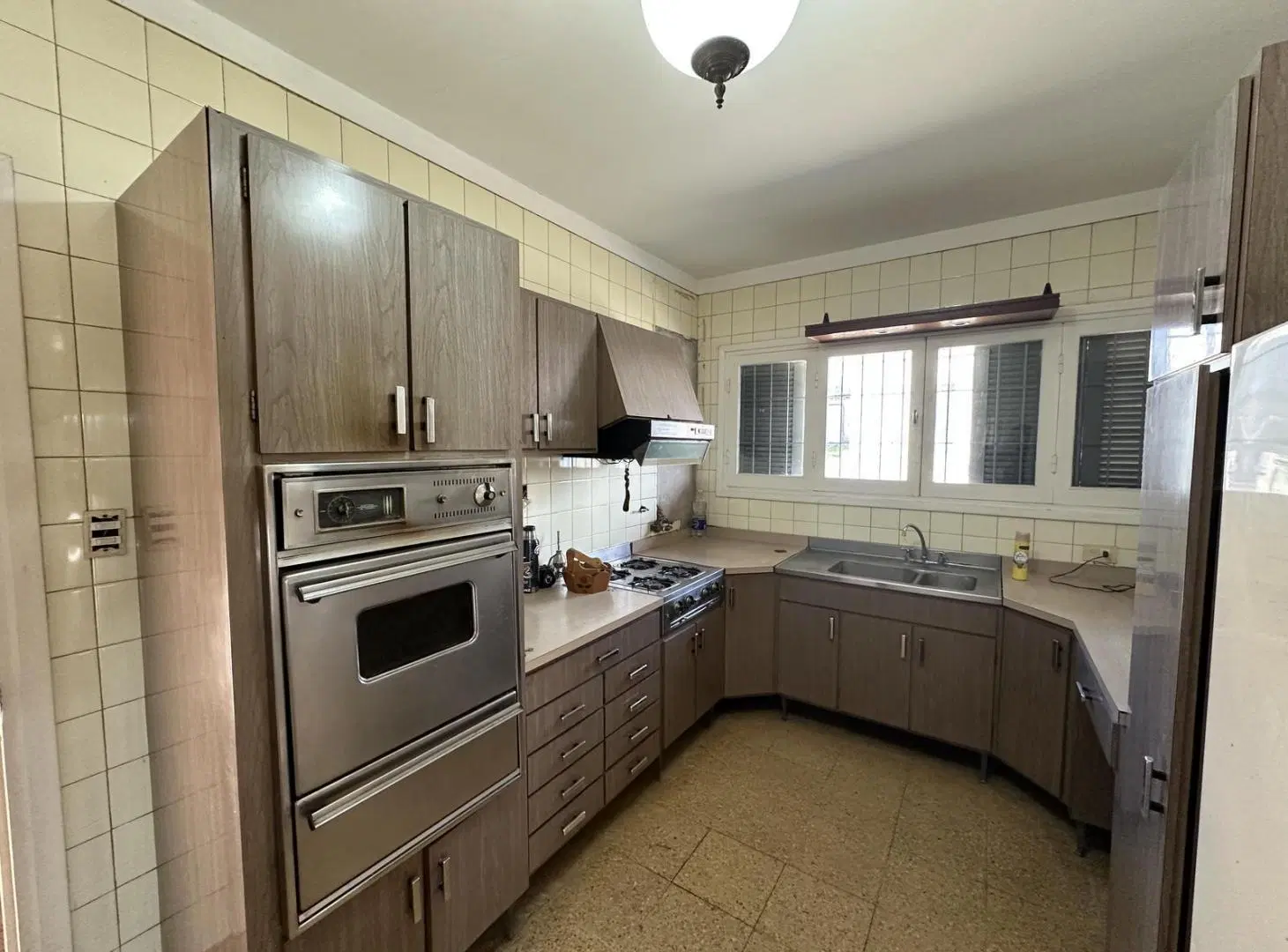 Casa en venta de 4 dormitorios, patio con terraza. Cochera. Pleno centro Campana 4
