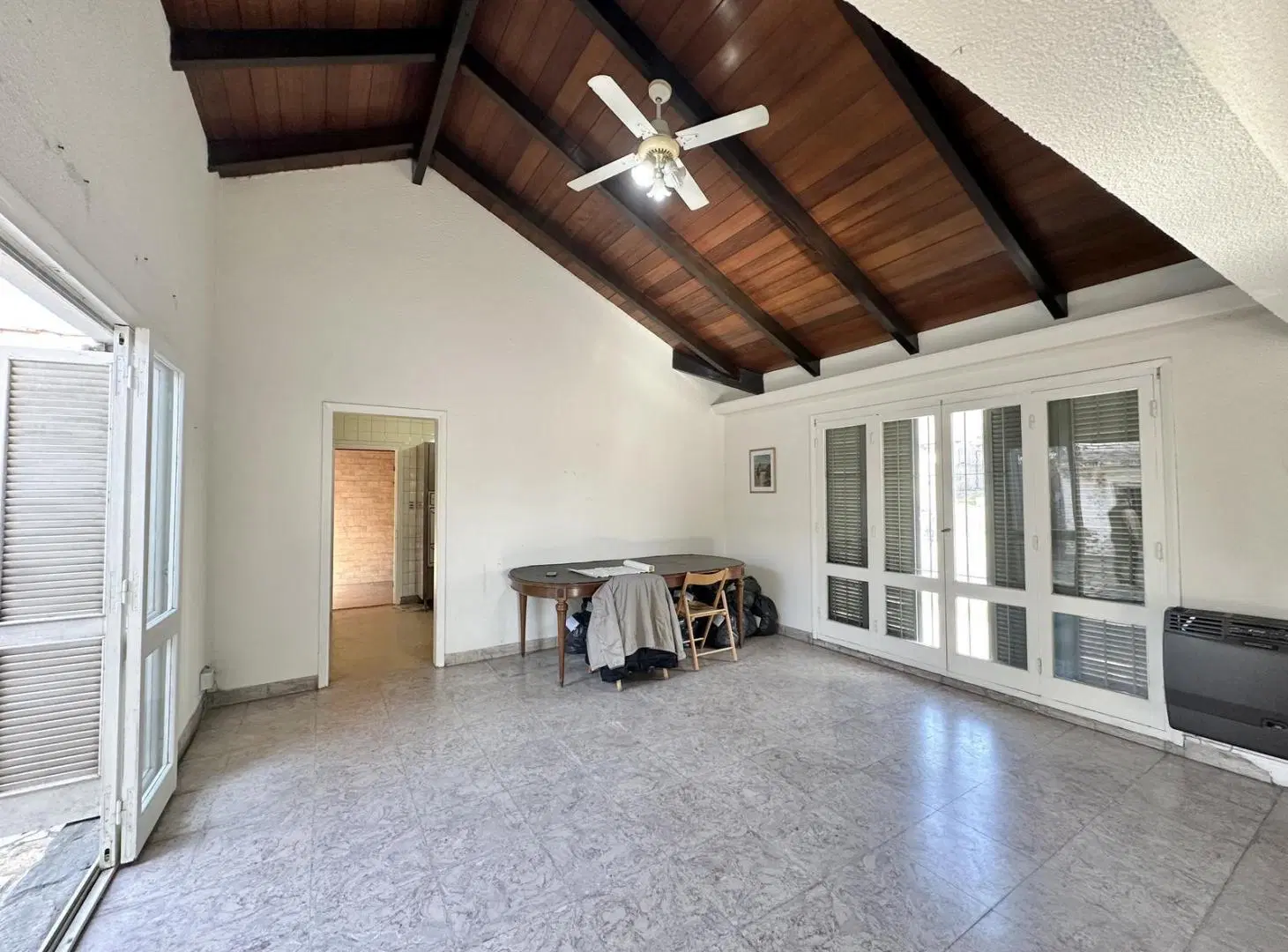 Casa en venta de 4 dormitorios, patio con terraza. Cochera. Pleno centro Campana 8