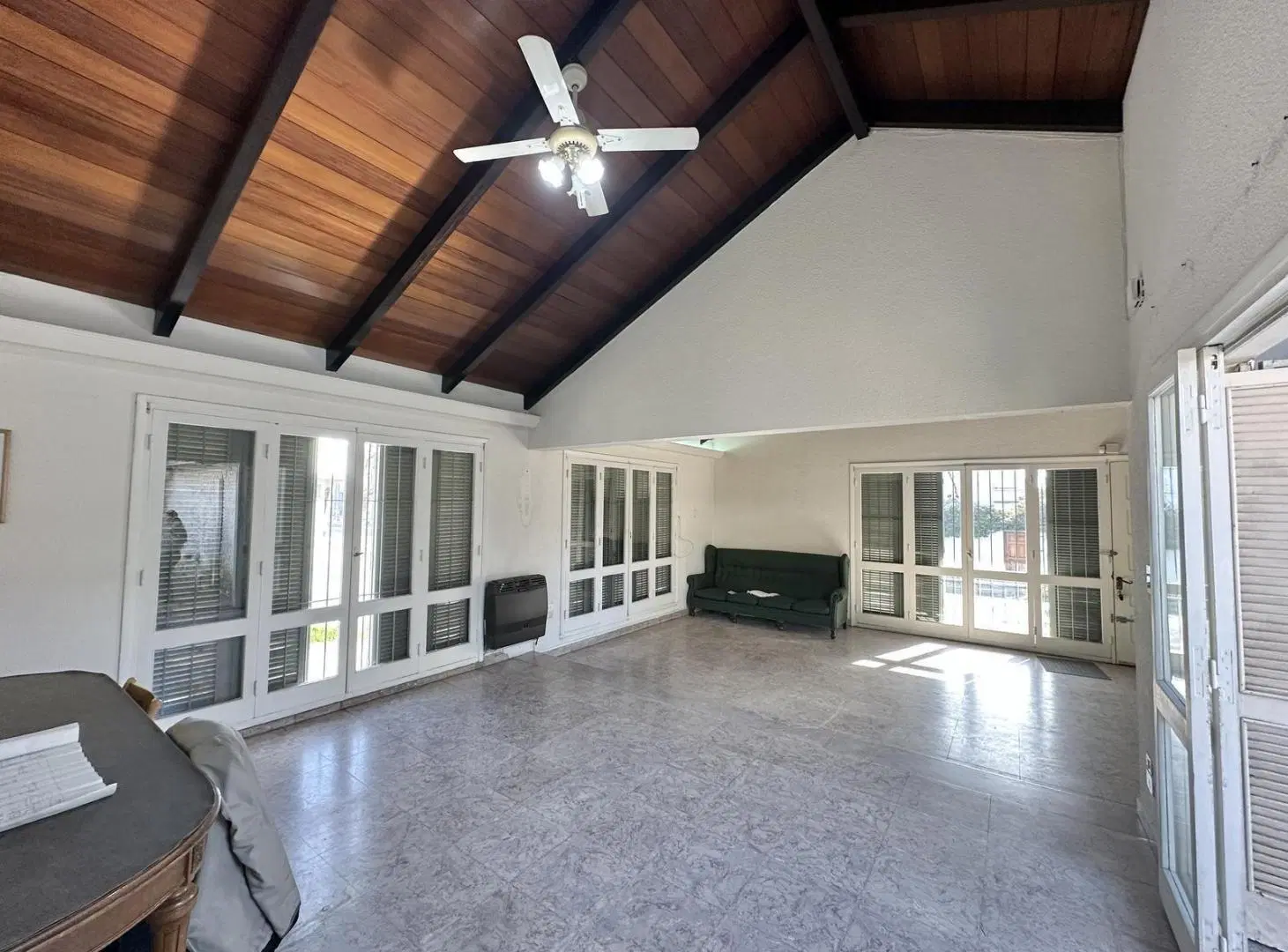 Casa en venta de 4 dormitorios, patio con terraza. Cochera. Pleno centro Campana 5