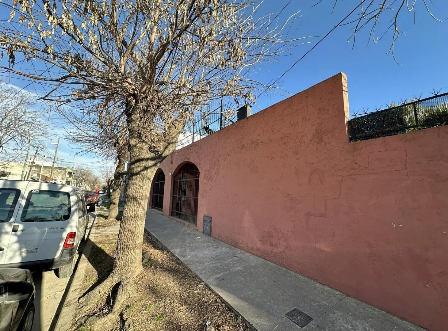 Casa en venta de 4 dormitorios. Patio con quincho, parrilla y pileta. Cochera cubierta. Zárate 5