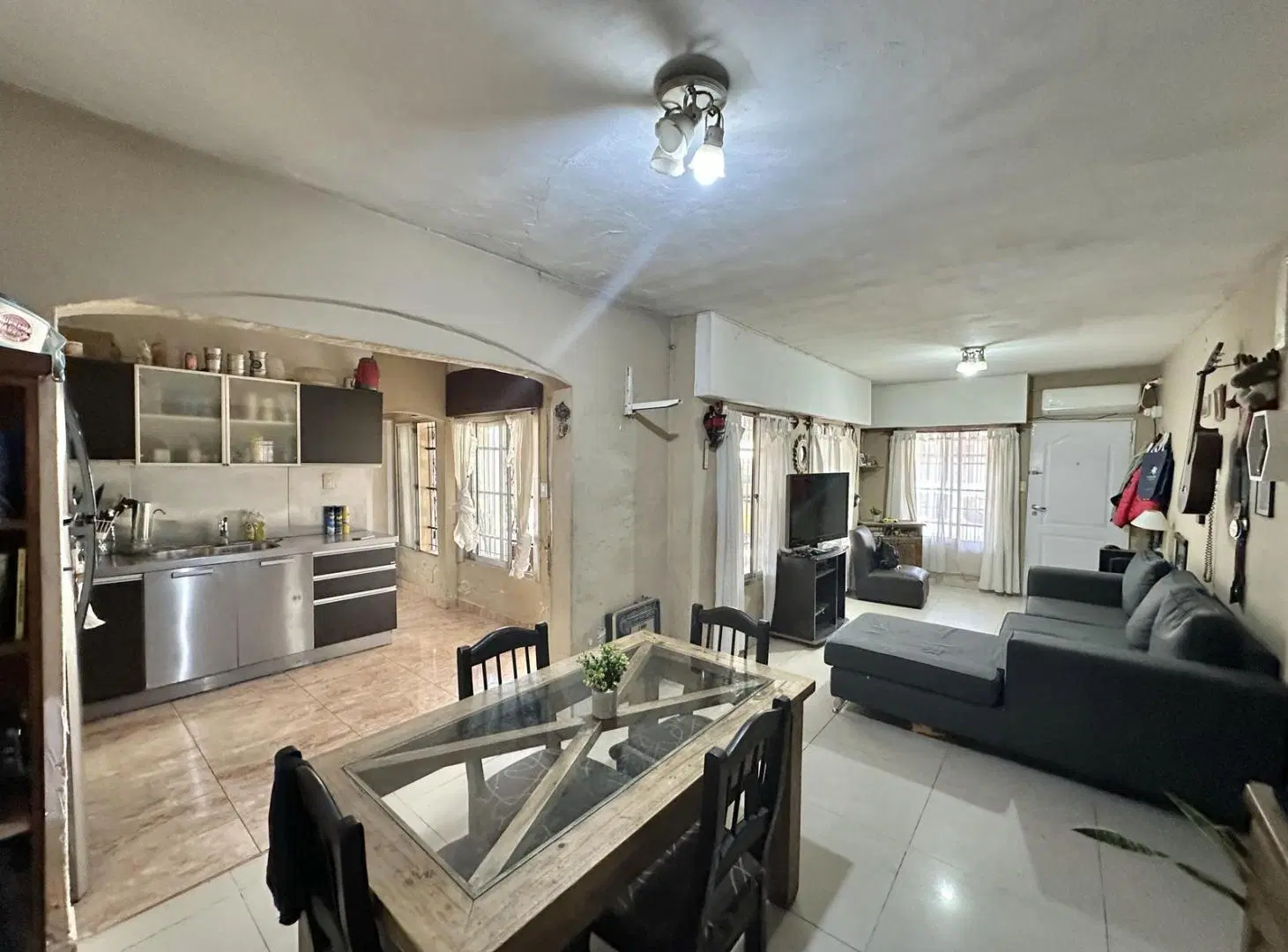 Casa en venta de 4 dormitorios. Patio con quincho, parrilla y pileta. Cochera cubierta. Zárate 2