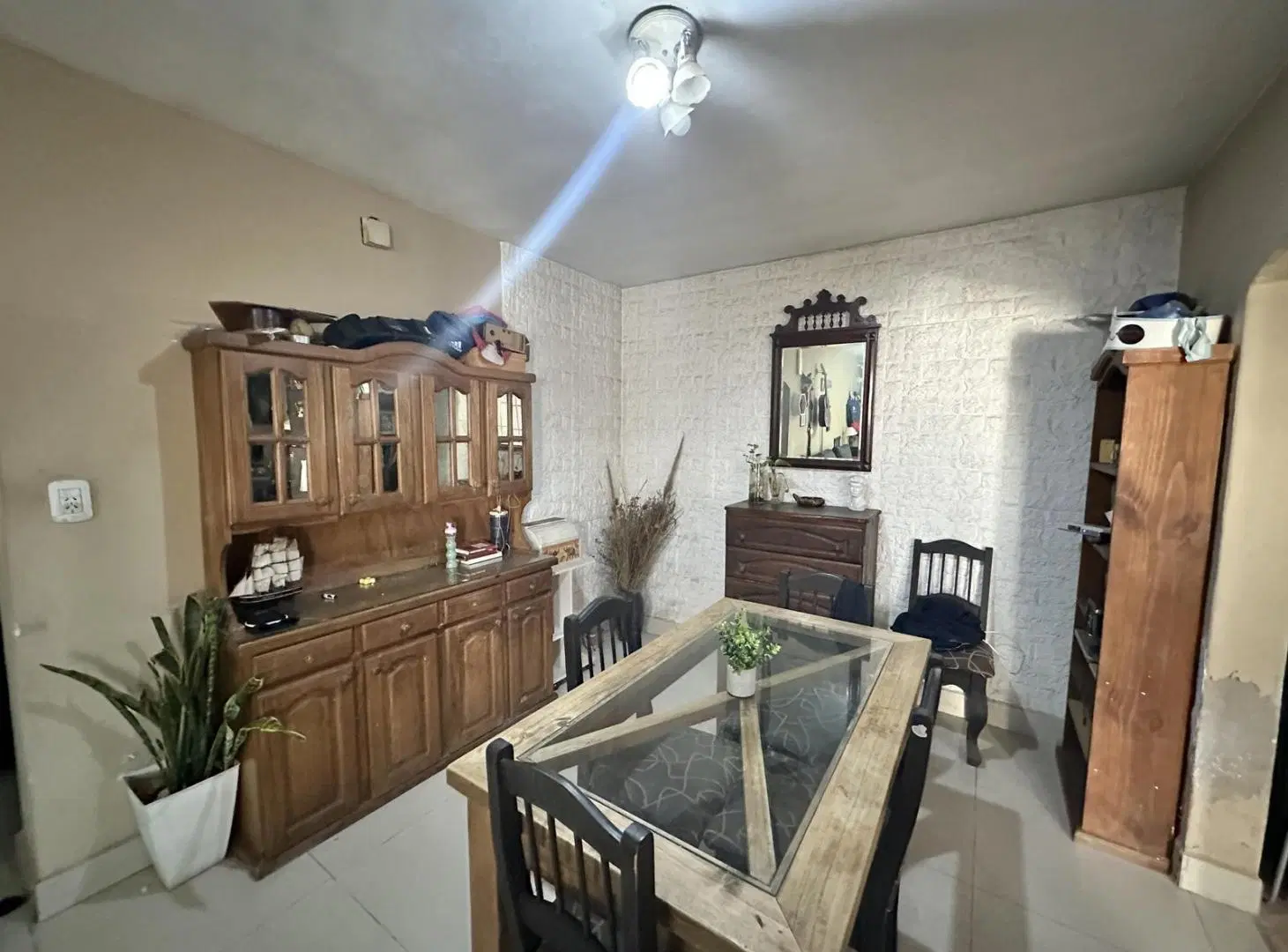 Casa en venta de 4 dormitorios. Patio con quincho, parrilla y pileta. Cochera cubierta. Zárate 1