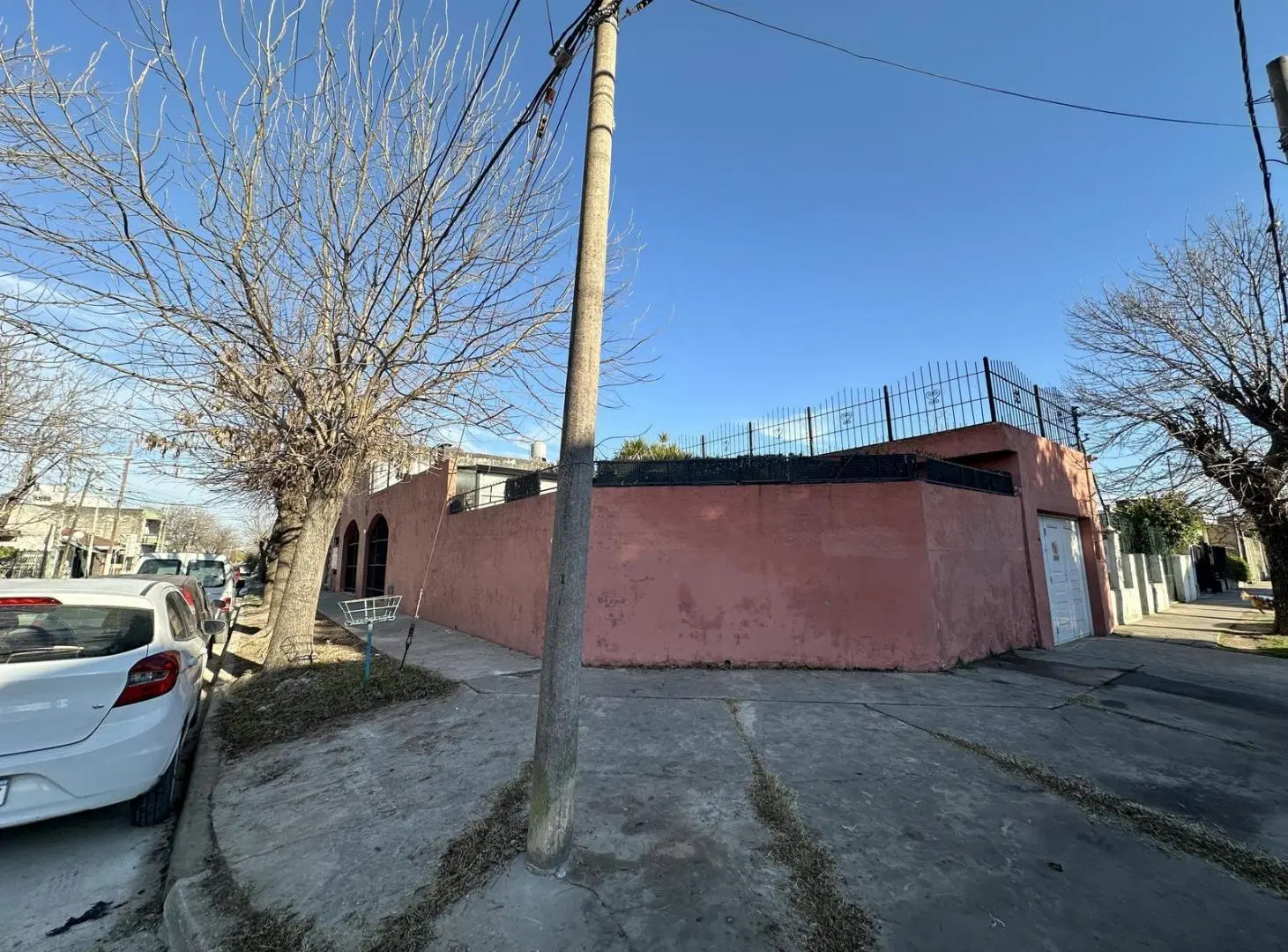Casa en venta de 4 dormitorios. Patio con quincho, parrilla y pileta. Cochera cubierta. Zárate 8