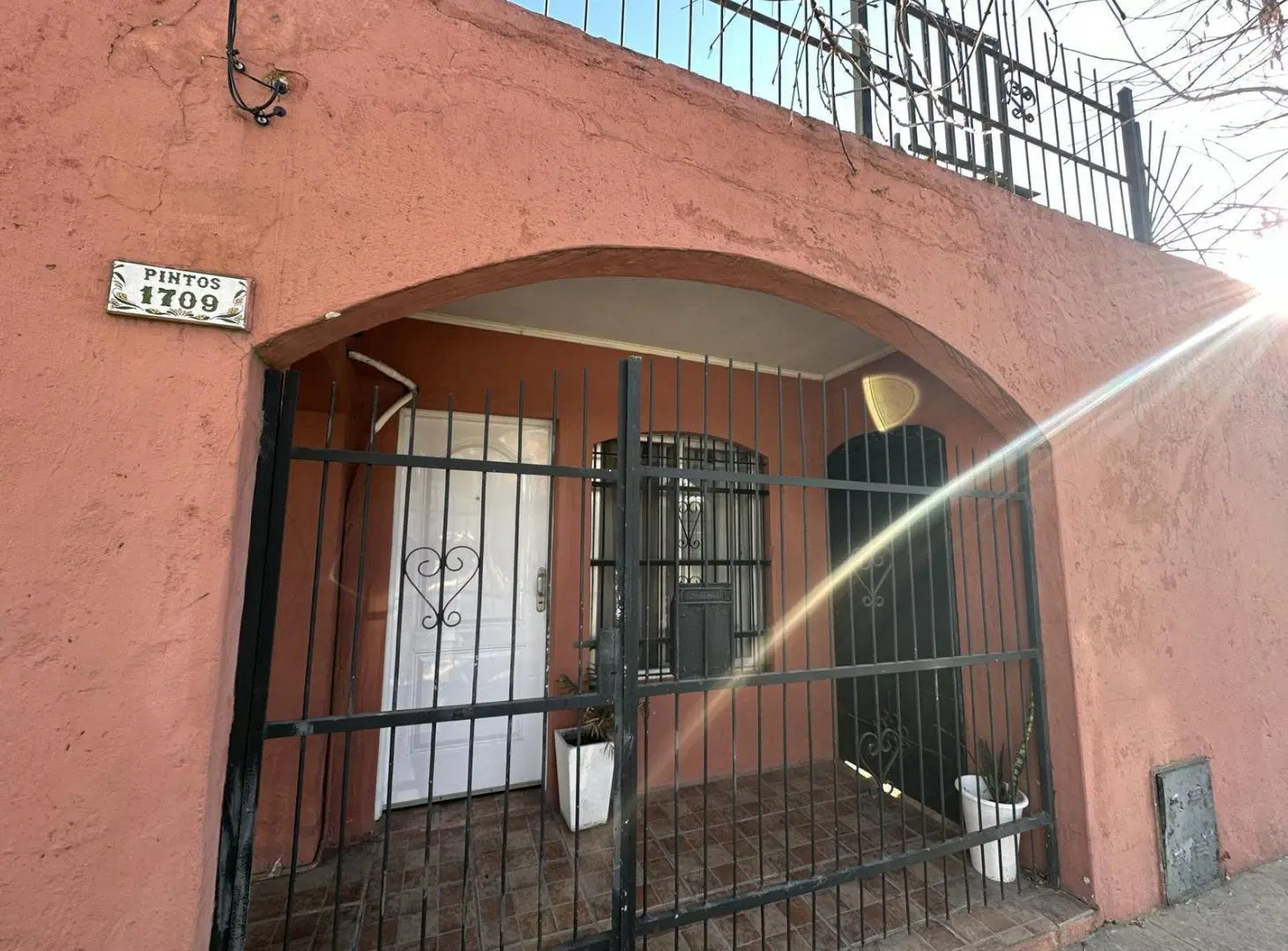 Casa en venta de 4 dormitorios. Patio con quincho, parrilla y pileta. Cochera cubierta. Zárate 4