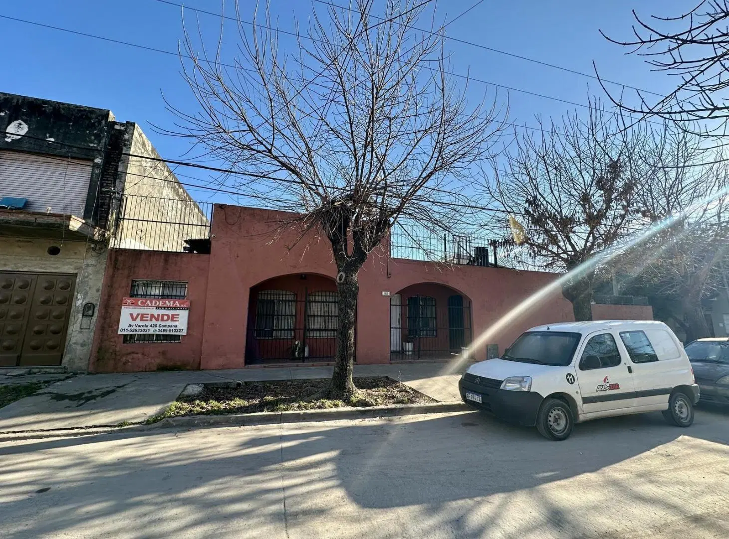 Casa en venta de 4 dormitorios. Patio con quincho, parrilla y pileta. Cochera cubierta. Zárate 3