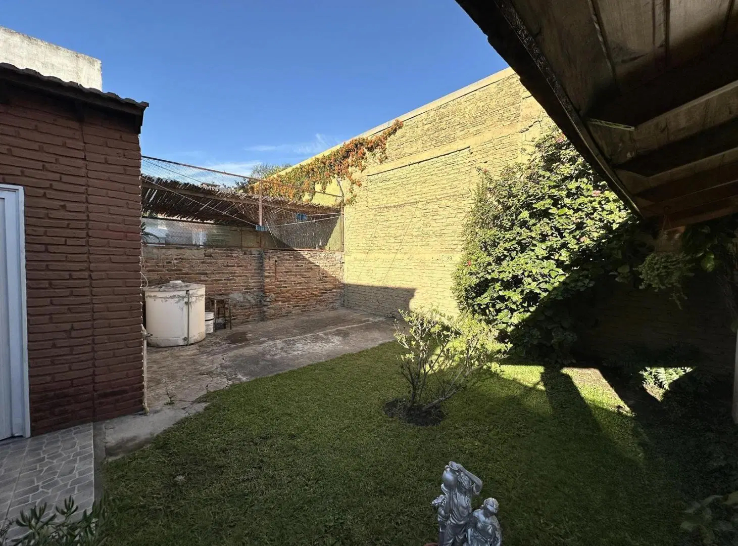 Casa en venta de 3 dormitorios. Patio con quincho y parrilla. Lavadero. Cochera. Centro Zarate 8