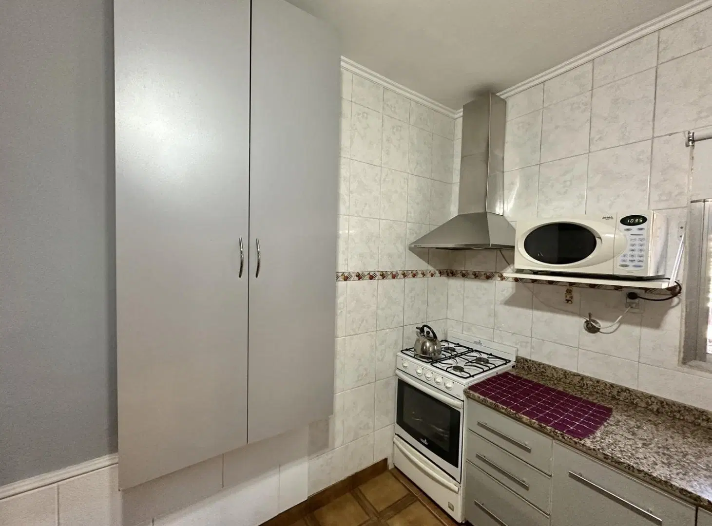 Casa en venta de 3 dormitorios. Patio con quincho y parrilla. Lavadero. Cochera. Centro Zarate 8