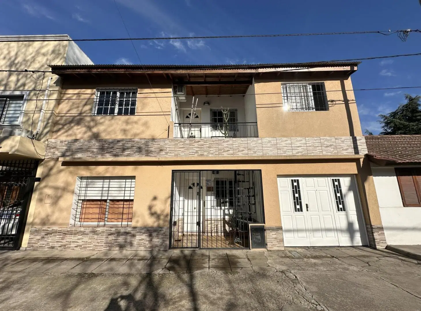 Casa en venta de 3 dormitorios. Patio con quincho y parrilla. Lavadero. Cochera. Centro Zarate 2