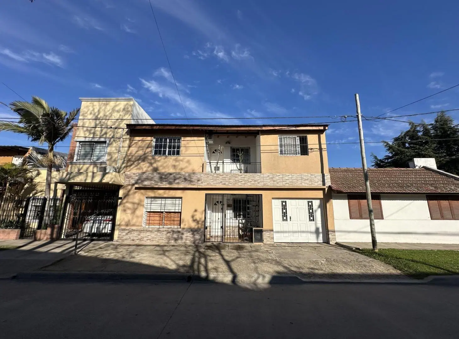 Casa en venta de 3 dormitorios. Patio con quincho y parrilla. Lavadero. Cochera. Centro Zarate 1