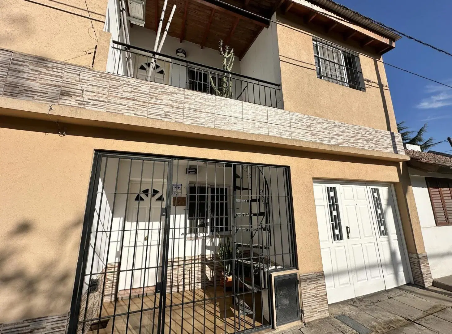 Casa en venta de 3 dormitorios. Patio con quincho y parrilla. Lavadero. Cochera. Centro Zarate 3