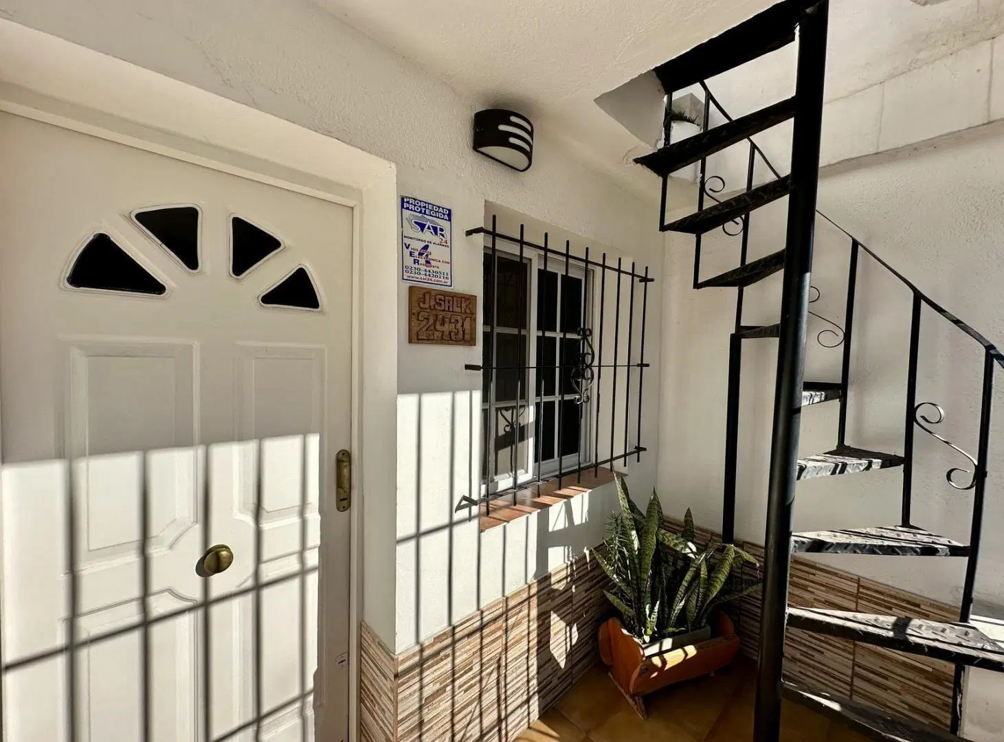 Casa en venta de 3 dormitorios. Patio con quincho y parrilla. Lavadero. Cochera. Centro Zarate 4
