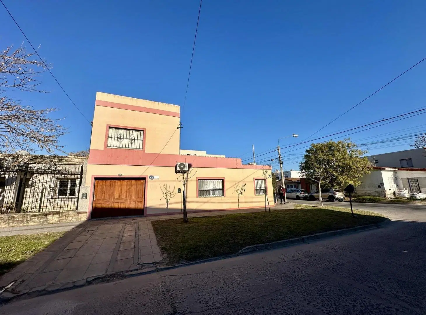 Casa en Venta de 4 dormitorio. Patio con parrilla. Lavadero. Cochera. Centro Zarate 2