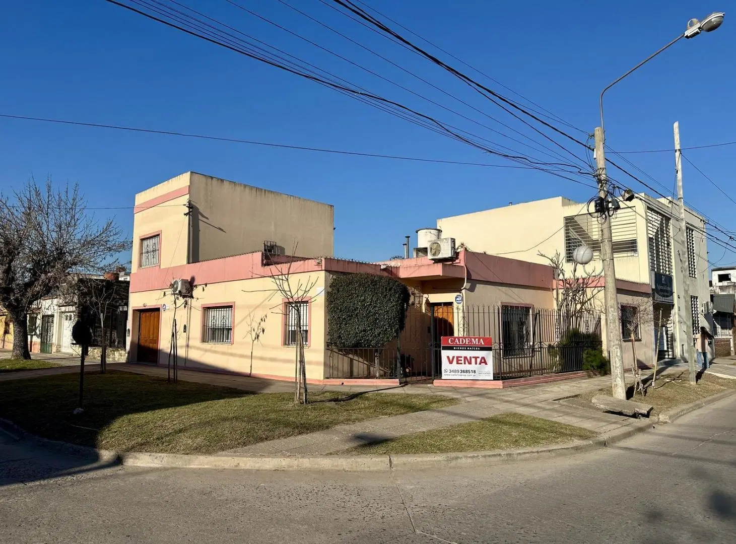 Casa en Venta de 4 dormitorio. Patio con parrilla. Lavadero. Cochera. Centro Zarate 4