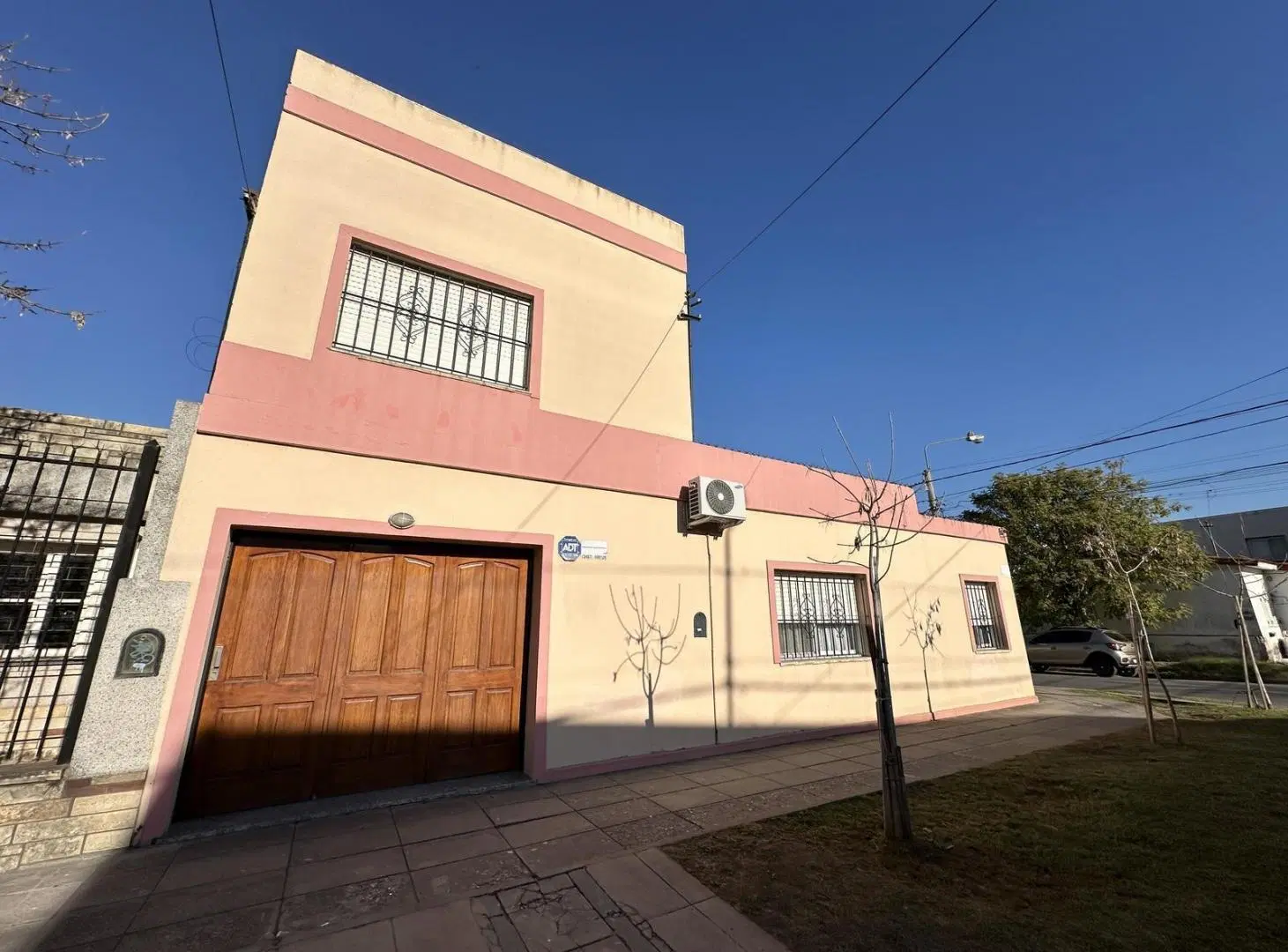 Casa en Venta de 4 dormitorio. Patio con parrilla. Lavadero. Cochera. Centro Zarate 1