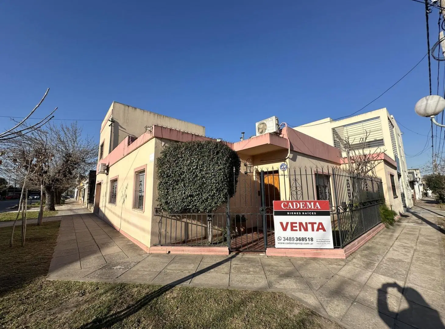 Casa en Venta de 4 dormitorio. Patio con parrilla. Lavadero. Cochera. Centro Zarate 5