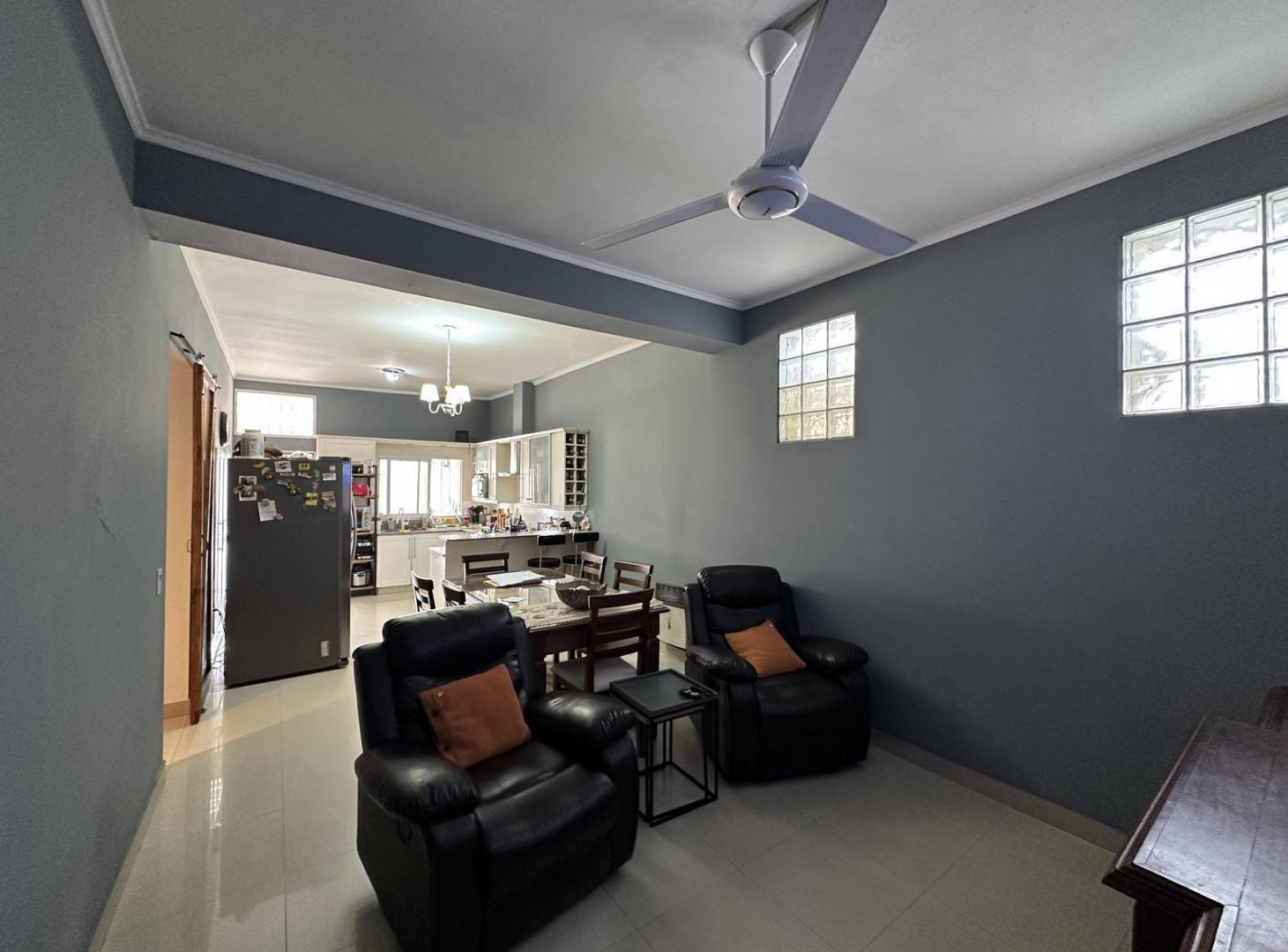 Foto de Casa en Venta de 6 ambientes. Patio con pileta, galería y parrilla, imagen 3