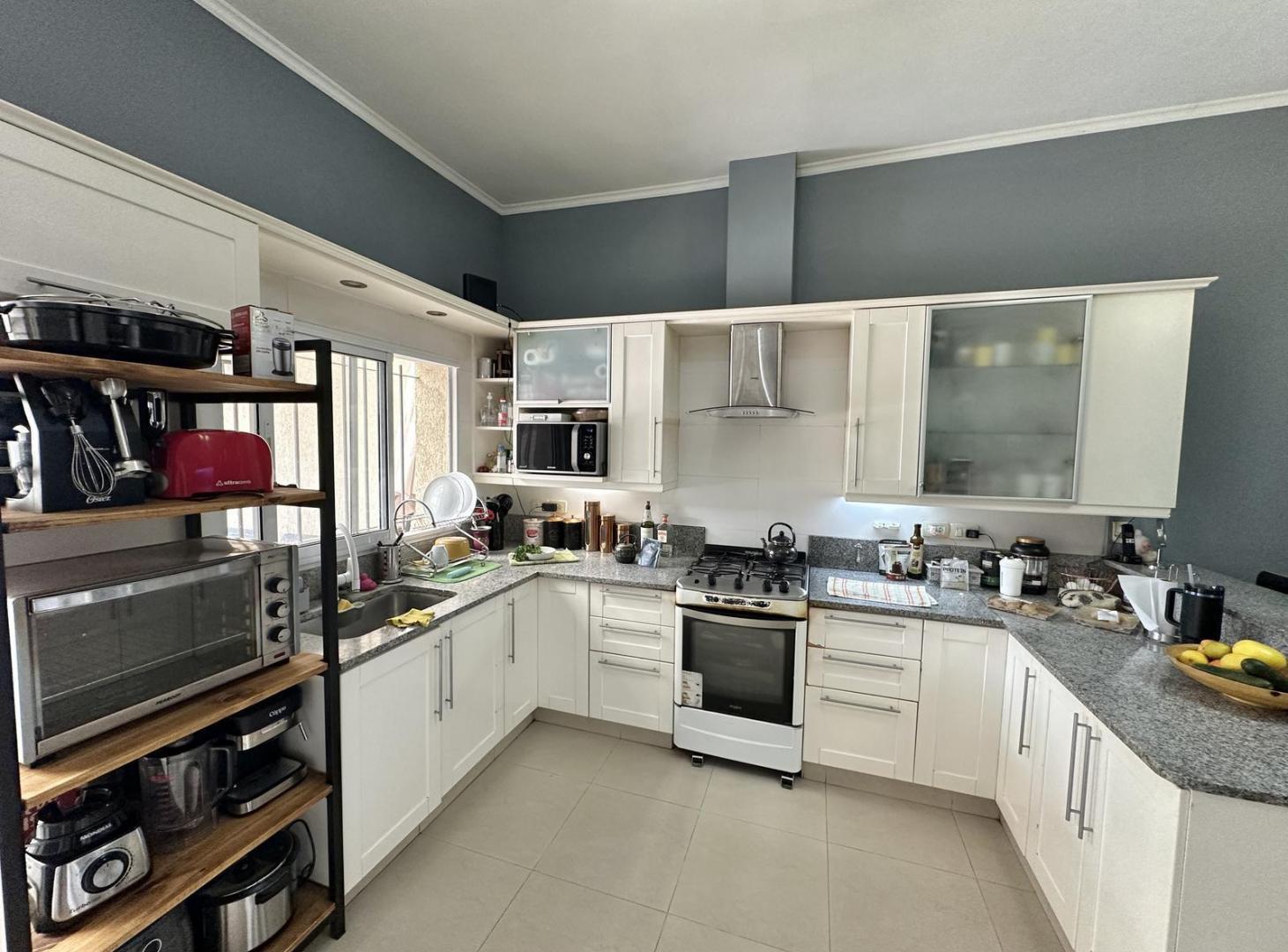 Foto de Casa en Venta de 6 ambientes. Patio con pileta, galería y parrilla, imagen 2
