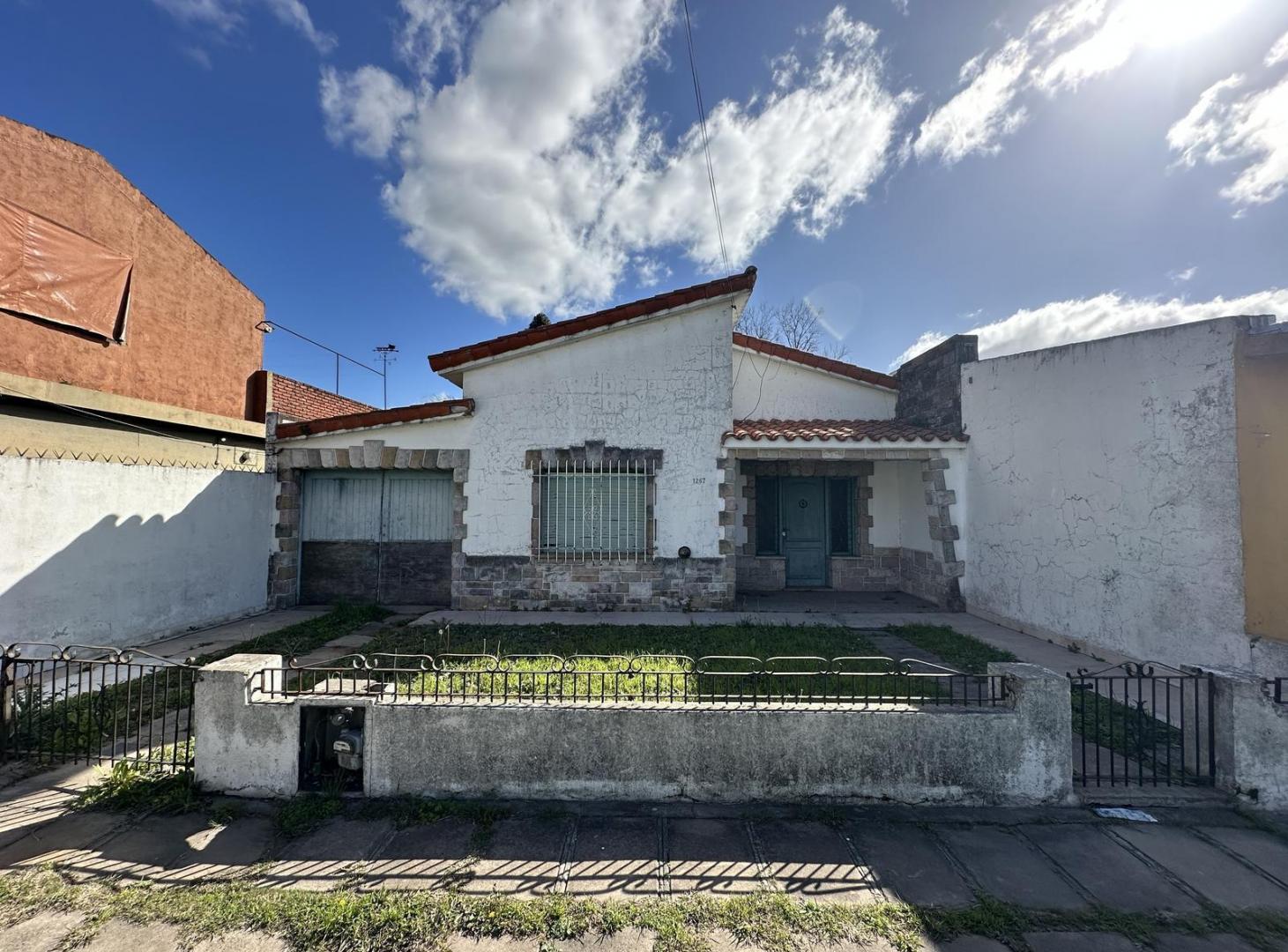 Foto de Casa en Venta de 4 ambientes. Con patio y Cochera. Centro Campana, imagen 3