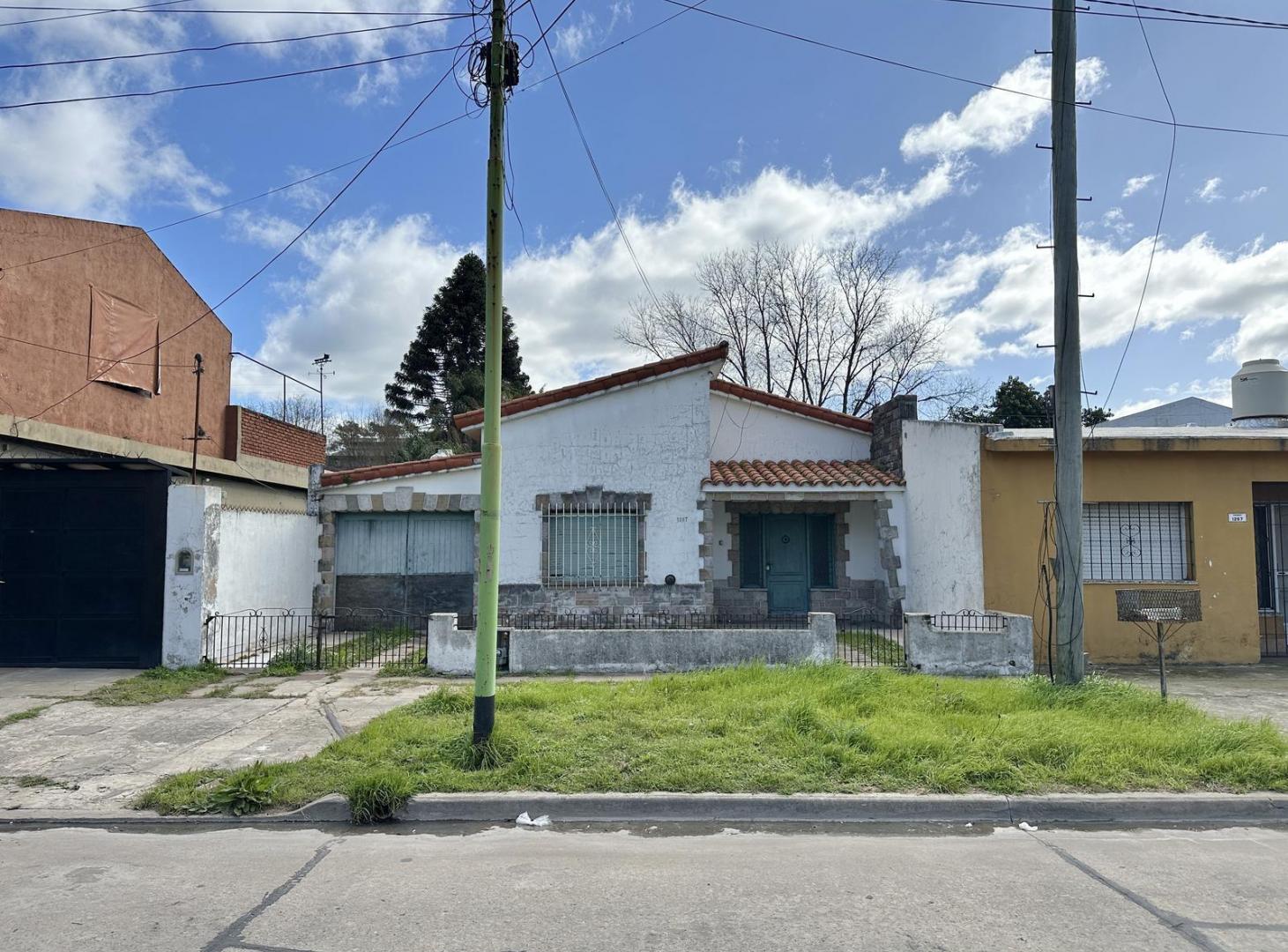 Casa en Venta de 4 ambientes. Con patio y Cochera. Centro Campana