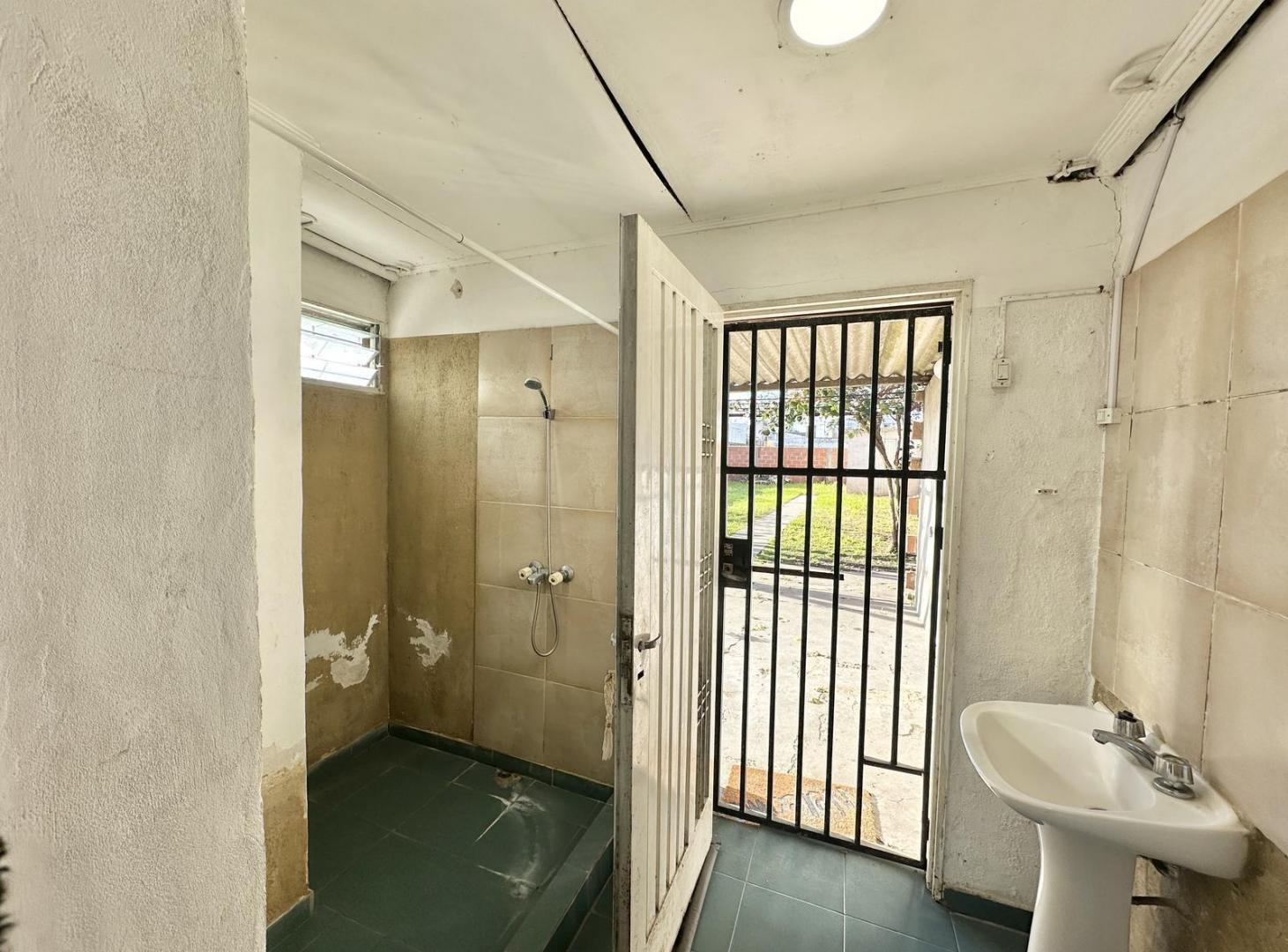 Foto de Casa en Venta de 4 ambientes. Lavadero. Con patio y cochera. Centro, imagen 2