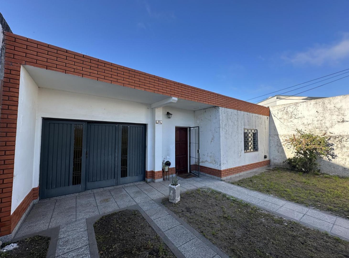 Foto de Casa en Venta de 4 ambientes. Lavadero. Con patio y cochera. Centro, imagen 3