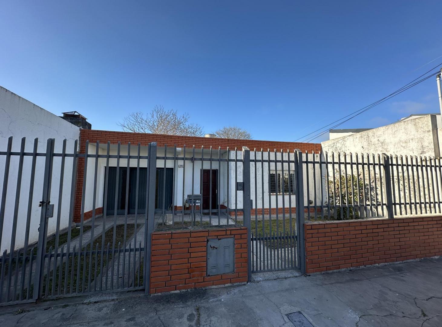 Casa en Venta de 4 ambientes. Lavadero. Con patio y cochera. Centro Zarate