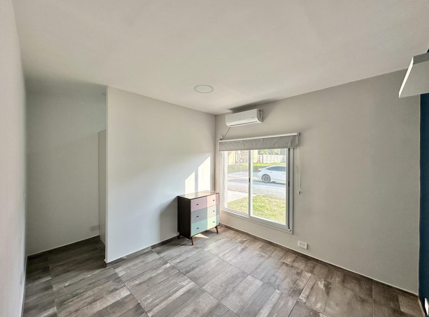 Foto de Casa en Venta de 2 dormitorios. Patio con parque, galería con parrilla, imagen 3