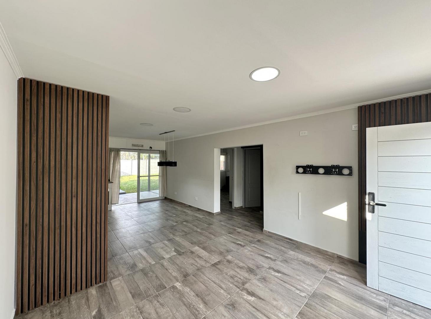Foto de Casa en Venta de 2 dormitorios. Patio con parque, galería con parrilla, imagen 2