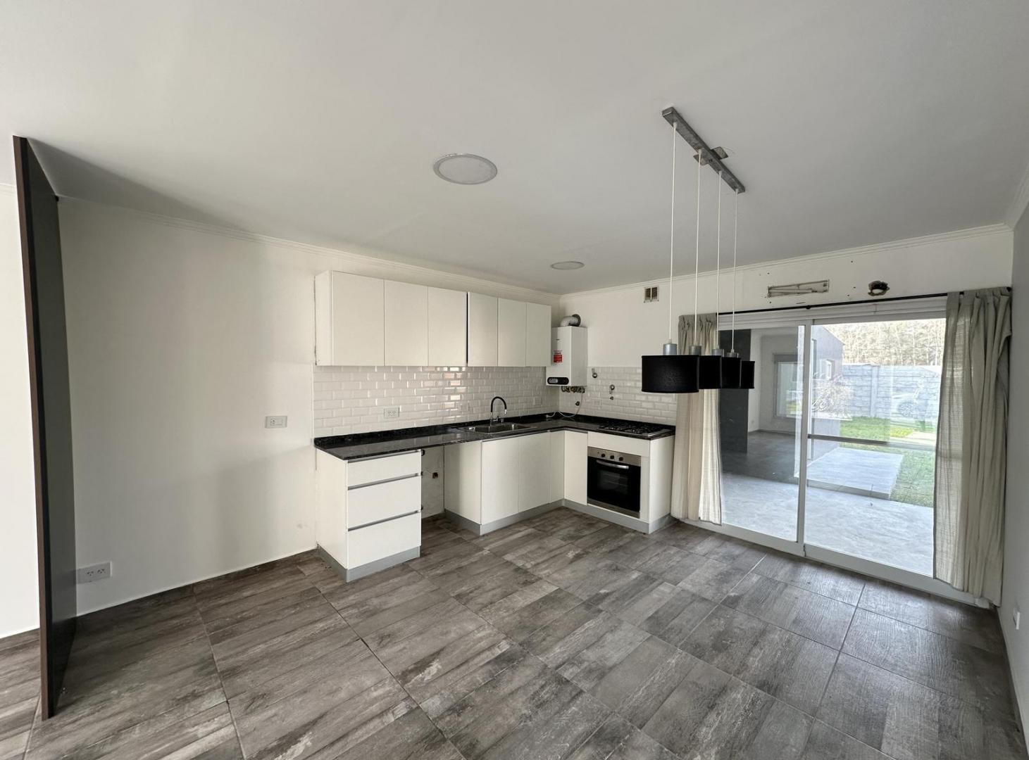 Foto de Casa en Venta de 2 dormitorios. Patio con parque, galería con parrilla, imagen 1