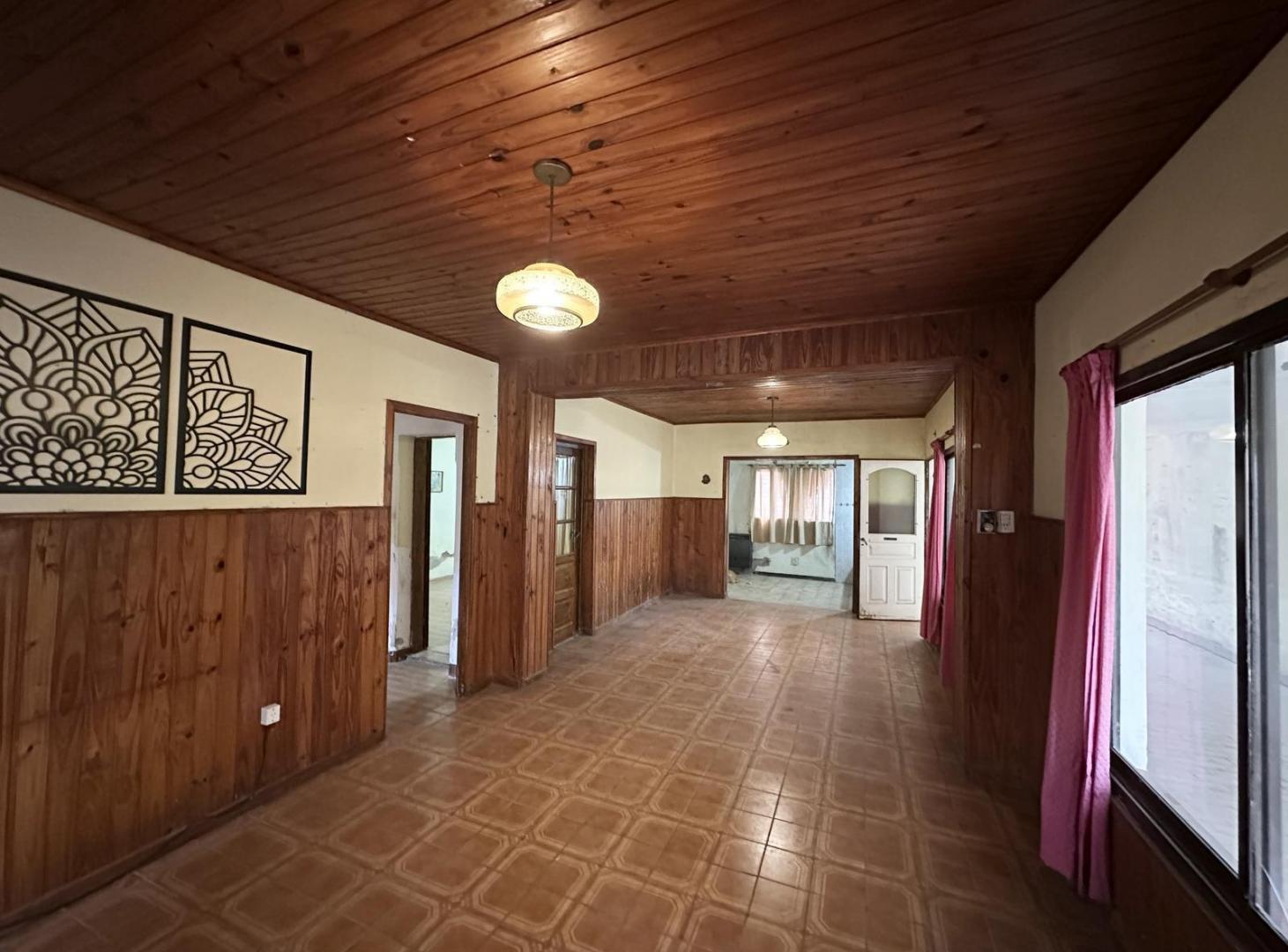 Foto de Casa en Venta de 2 dormitorios. Patio con parrilla. Cochera. Villa, imagen 2