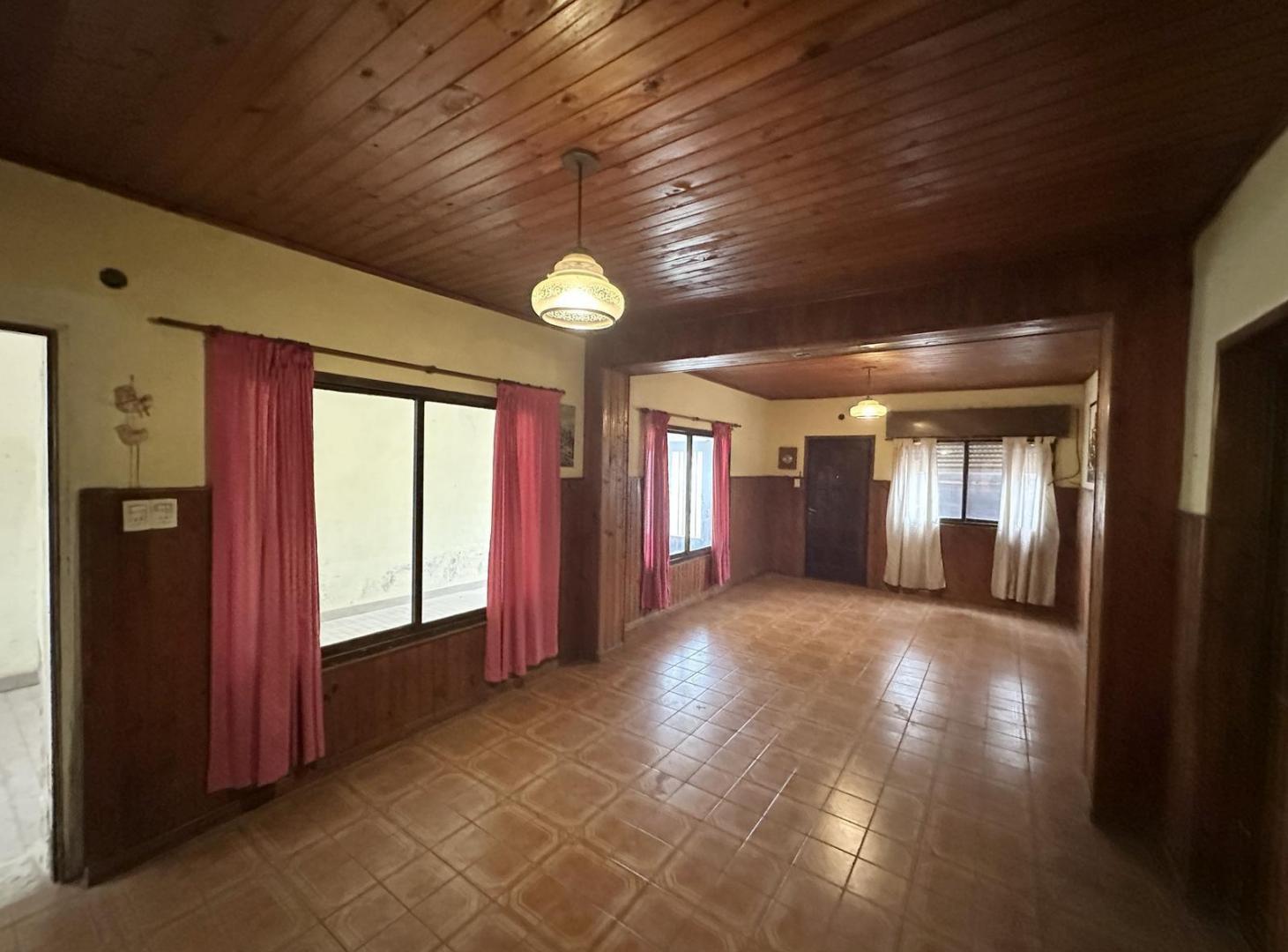 Foto de Casa en Venta de 2 dormitorios. Patio con parrilla. Cochera. Villa, imagen 4